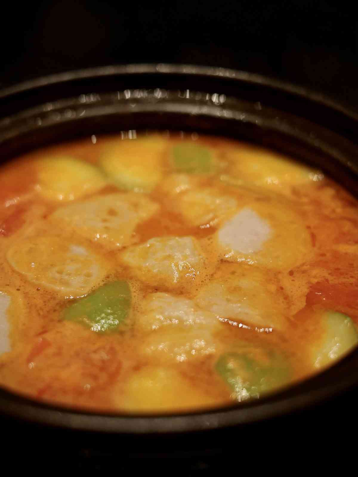 上海北外灘雲端上的閩菜風味: 黃貢椒鹹菜肉筋蒸象拔蚌、福建老酒醉寧德老蟶、九層塔海瓜子炒飯，一山海兼備的舌尖盛宴！