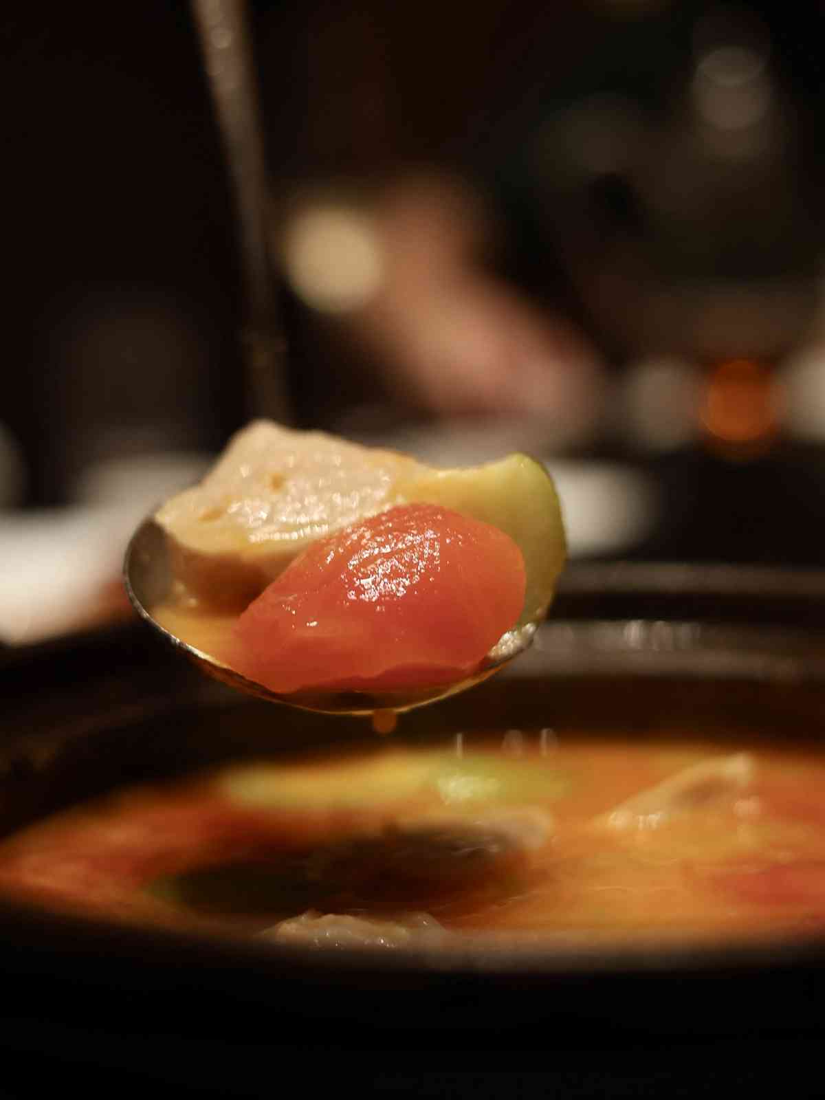 上海北外灘雲端上的閩菜風味: 黃貢椒鹹菜肉筋蒸象拔蚌、福建老酒醉寧德老蟶、九層塔海瓜子炒飯，一山海兼備的舌尖盛宴！