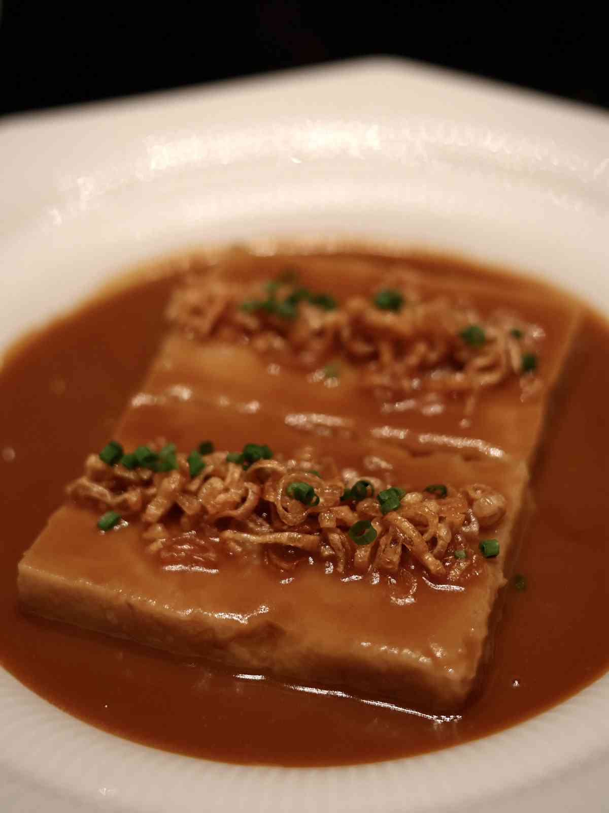 上海北外灘雲端上的閩菜風味: 黃貢椒鹹菜肉筋蒸象拔蚌、福建老酒醉寧德老蟶、九層塔海瓜子炒飯，一山海兼備的舌尖盛宴！