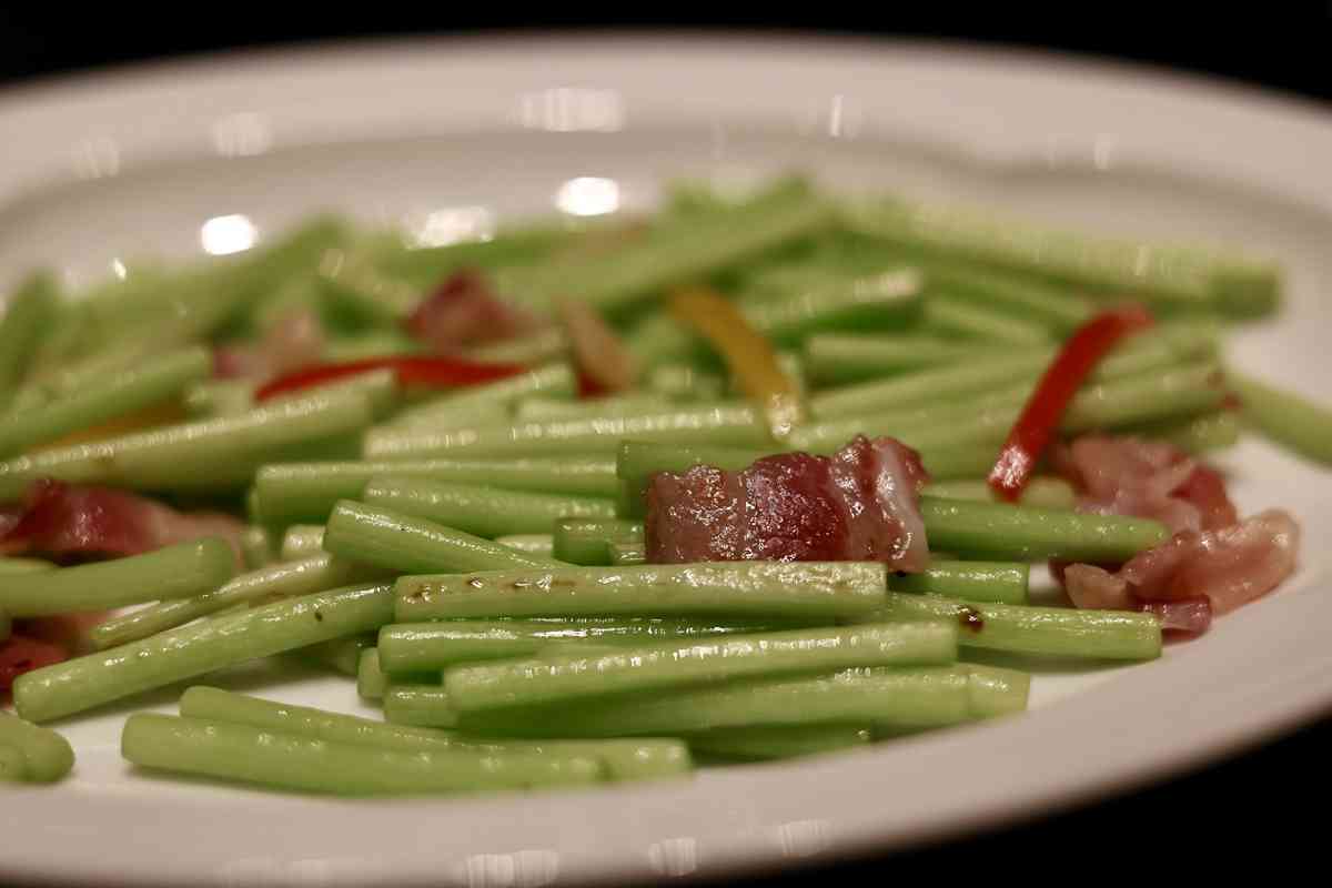上海北外灘雲端上的閩菜風味: 黃貢椒鹹菜肉筋蒸象拔蚌、福建老酒醉寧德老蟶、九層塔海瓜子炒飯，一山海兼備的舌尖盛宴！