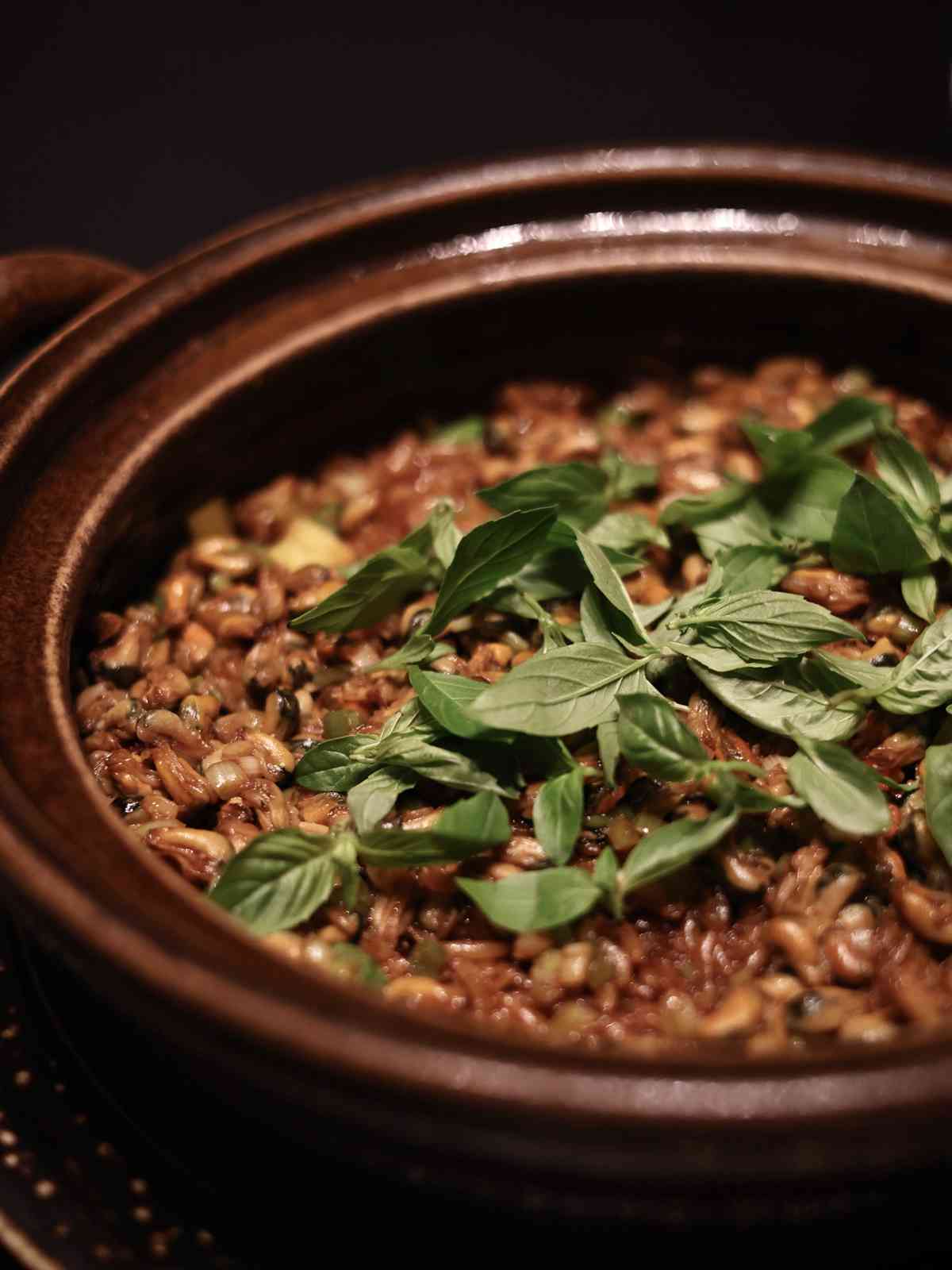 上海北外灘雲端上的閩菜風味: 黃貢椒鹹菜肉筋蒸象拔蚌、福建老酒醉寧德老蟶、九層塔海瓜子炒飯，一山海兼備的舌尖盛宴！
