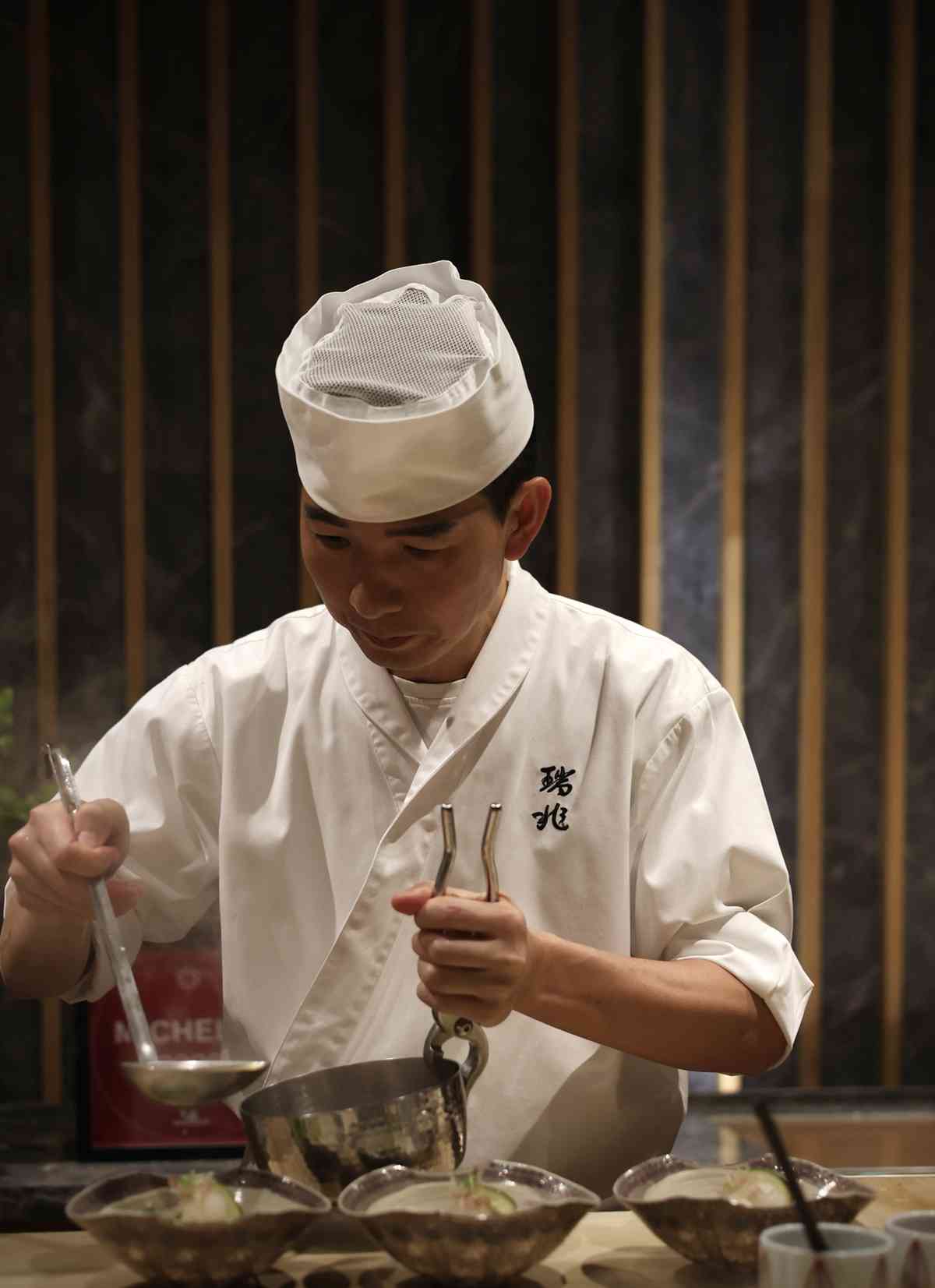 澳門米芝蓮一星餐廳品味割烹夜宴 : 鱧魚天婦羅、毛蟹豆乳火鍋、炸A5黑毛和牛里脊，旬味與清酒的奢華交織