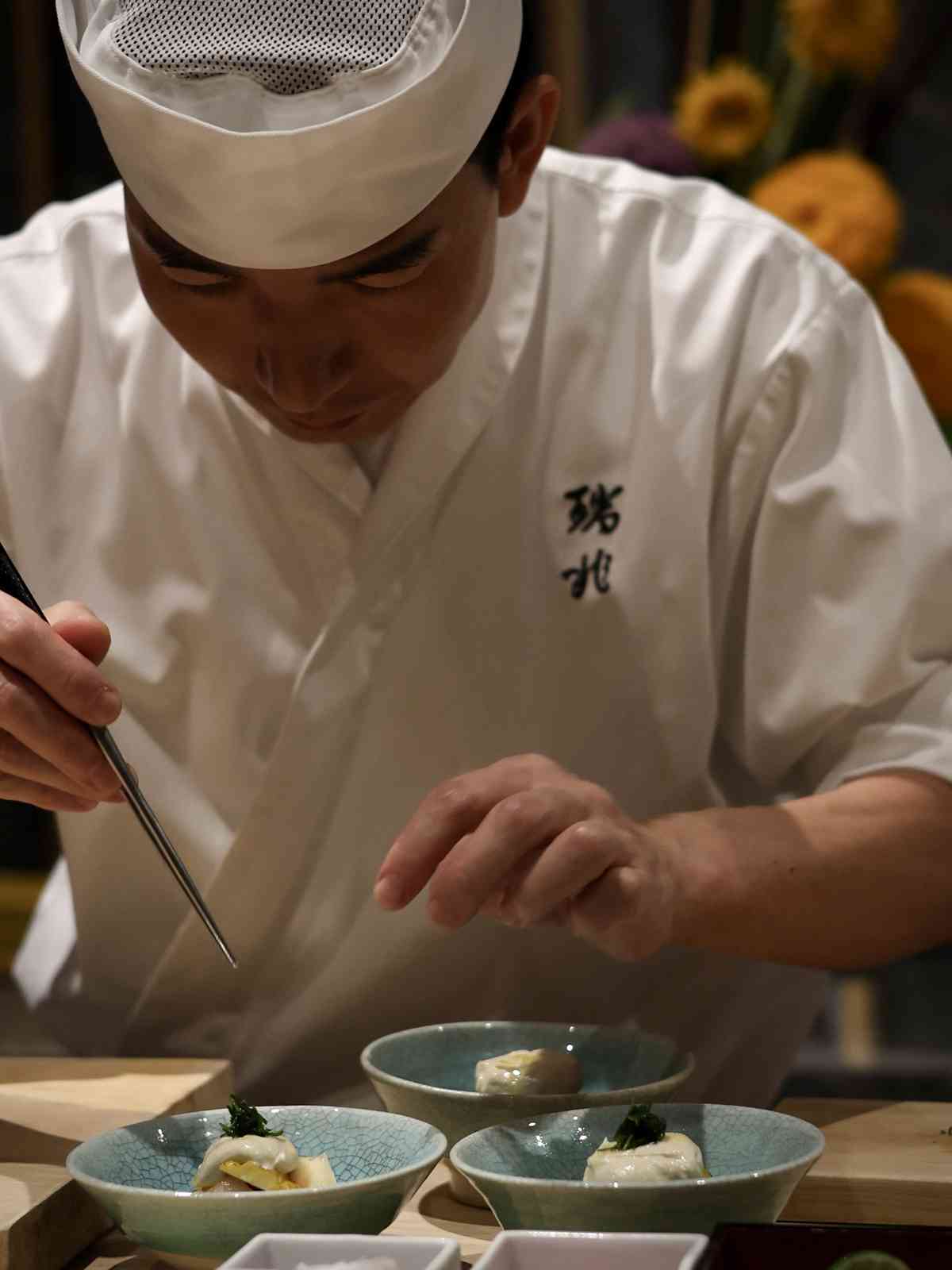 澳門米芝蓮一星餐廳品味割烹夜宴 : 鱧魚天婦羅、毛蟹豆乳火鍋、炸A5黑毛和牛里脊，旬味與清酒的奢華交織