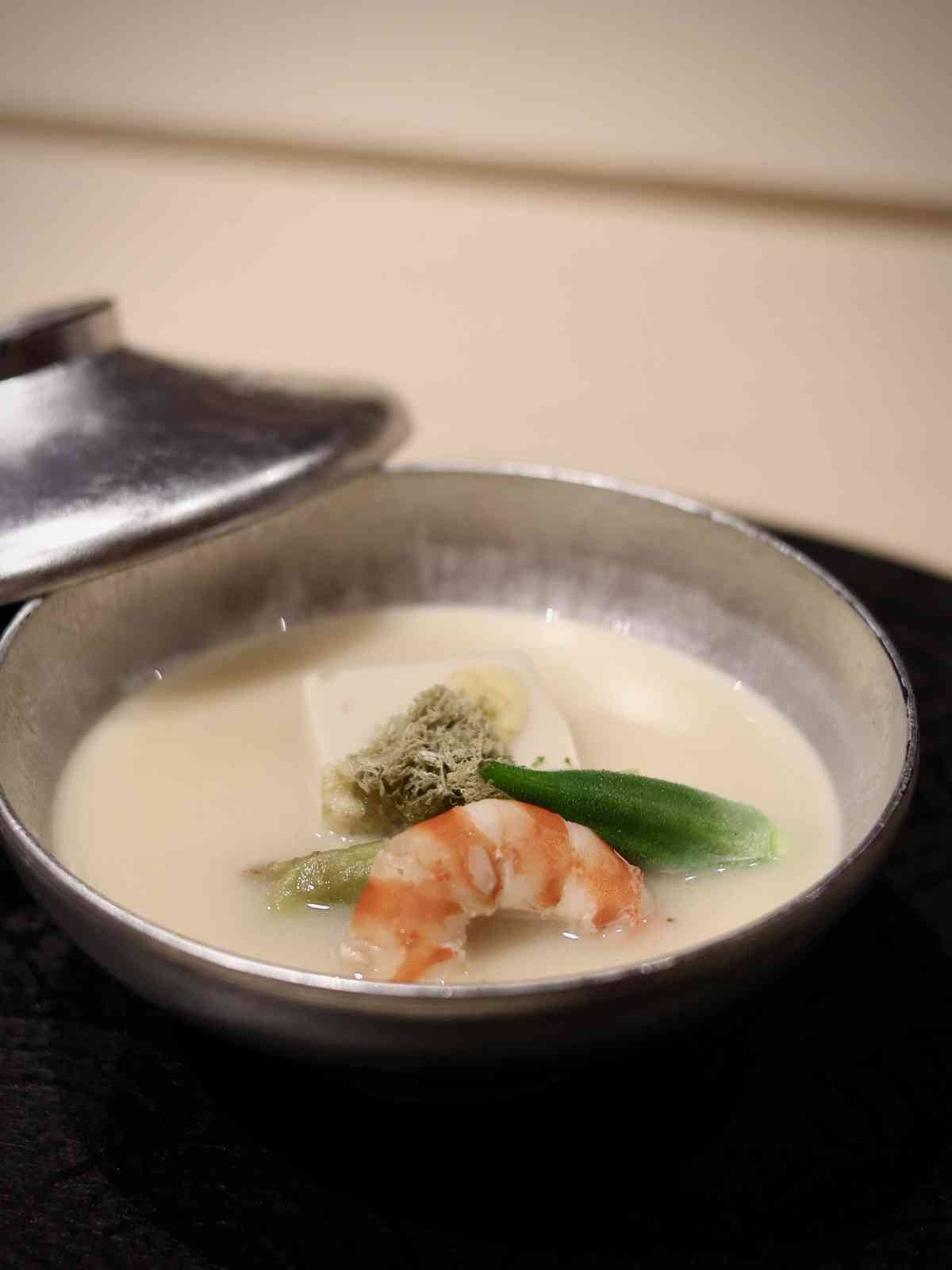 澳門米芝蓮一星餐廳品味割烹夜宴 : 鱧魚天婦羅、毛蟹豆乳火鍋、炸A5黑毛和牛里脊，旬味與清酒的奢華交織