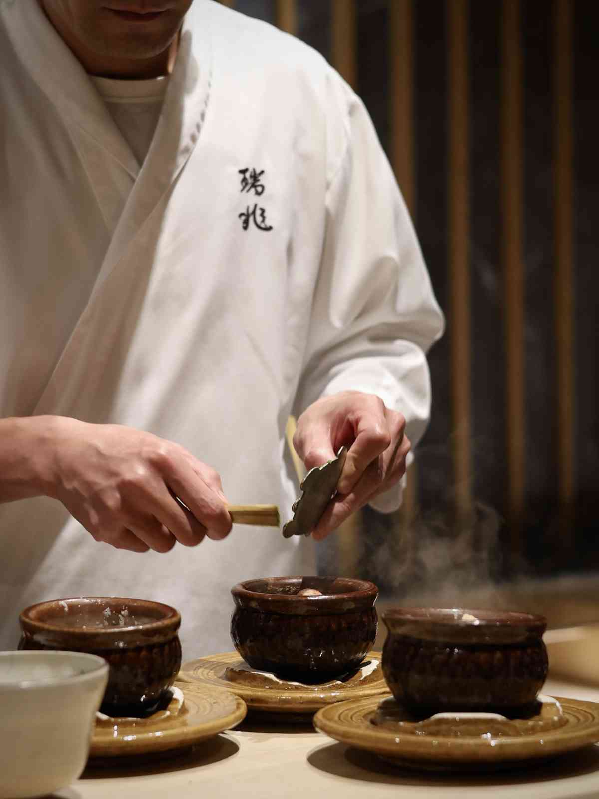 澳門米芝蓮一星餐廳品味割烹夜宴 : 鱧魚天婦羅、毛蟹豆乳火鍋、炸A5黑毛和牛里脊，旬味與清酒的奢華交織