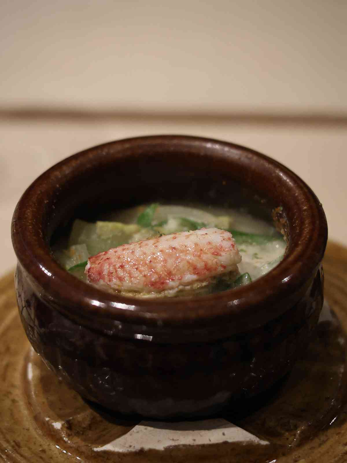 澳門米芝蓮一星餐廳品味割烹夜宴 : 鱧魚天婦羅、毛蟹豆乳火鍋、炸A5黑毛和牛里脊，旬味與清酒的奢華交織