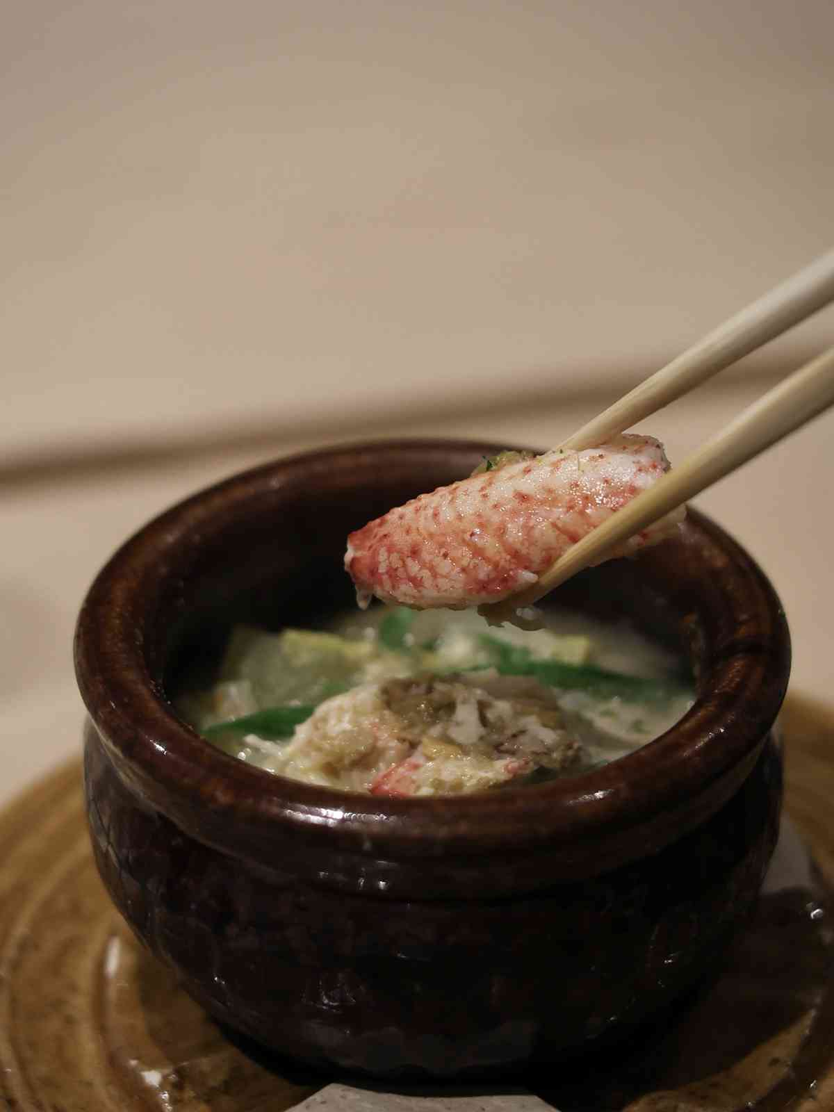 澳門米芝蓮一星餐廳品味割烹夜宴 : 鱧魚天婦羅、毛蟹豆乳火鍋、炸A5黑毛和牛里脊，旬味與清酒的奢華交織