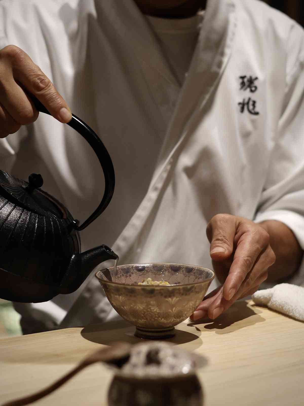 澳門米芝蓮一星餐廳品味割烹夜宴 : 鱧魚天婦羅、毛蟹豆乳火鍋、炸A5黑毛和牛里脊，旬味與清酒的奢華交織