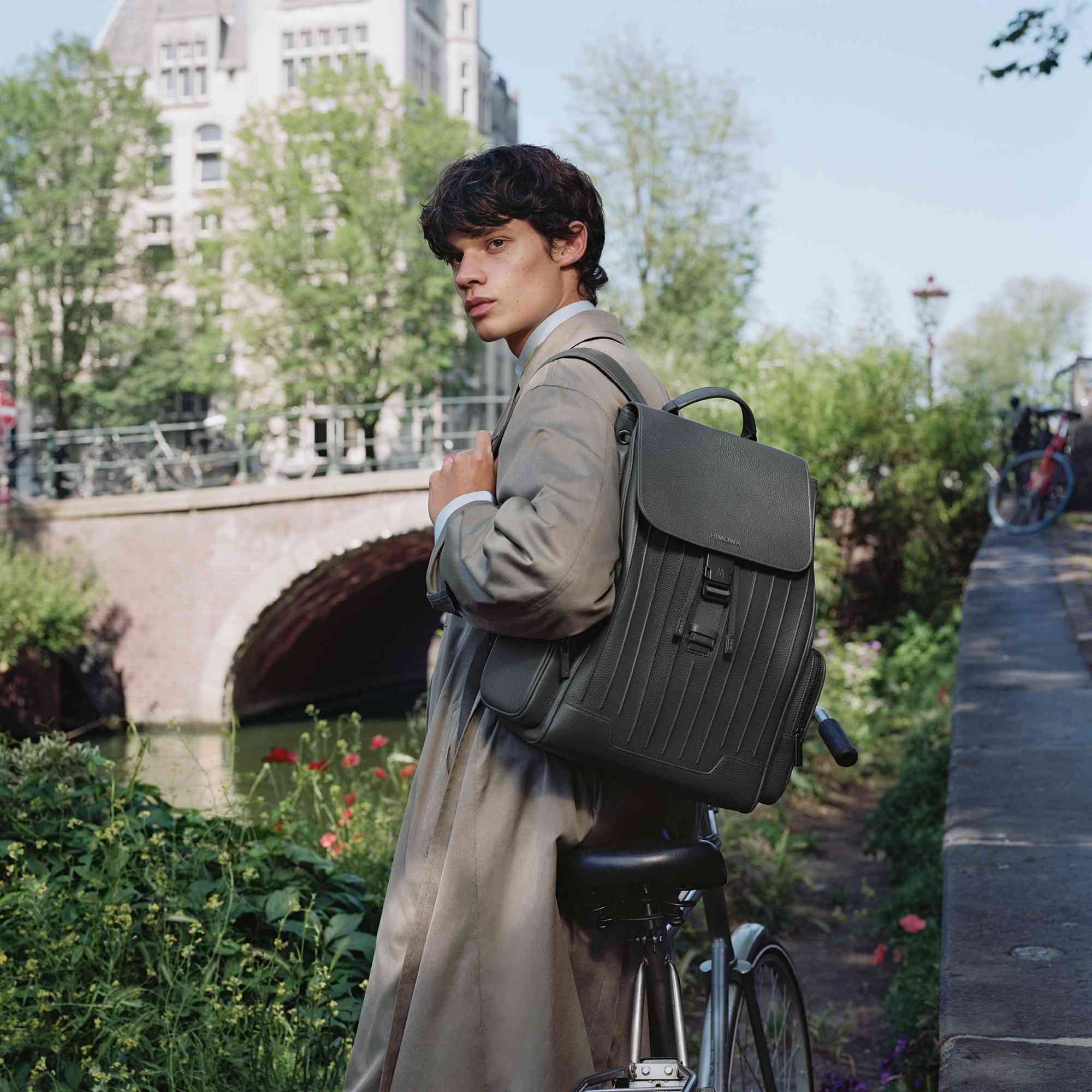 譜寫流動奢華：RIMOWA Never Still 全新皮革袋款登場，紀錄優雅行止的每分每秒
