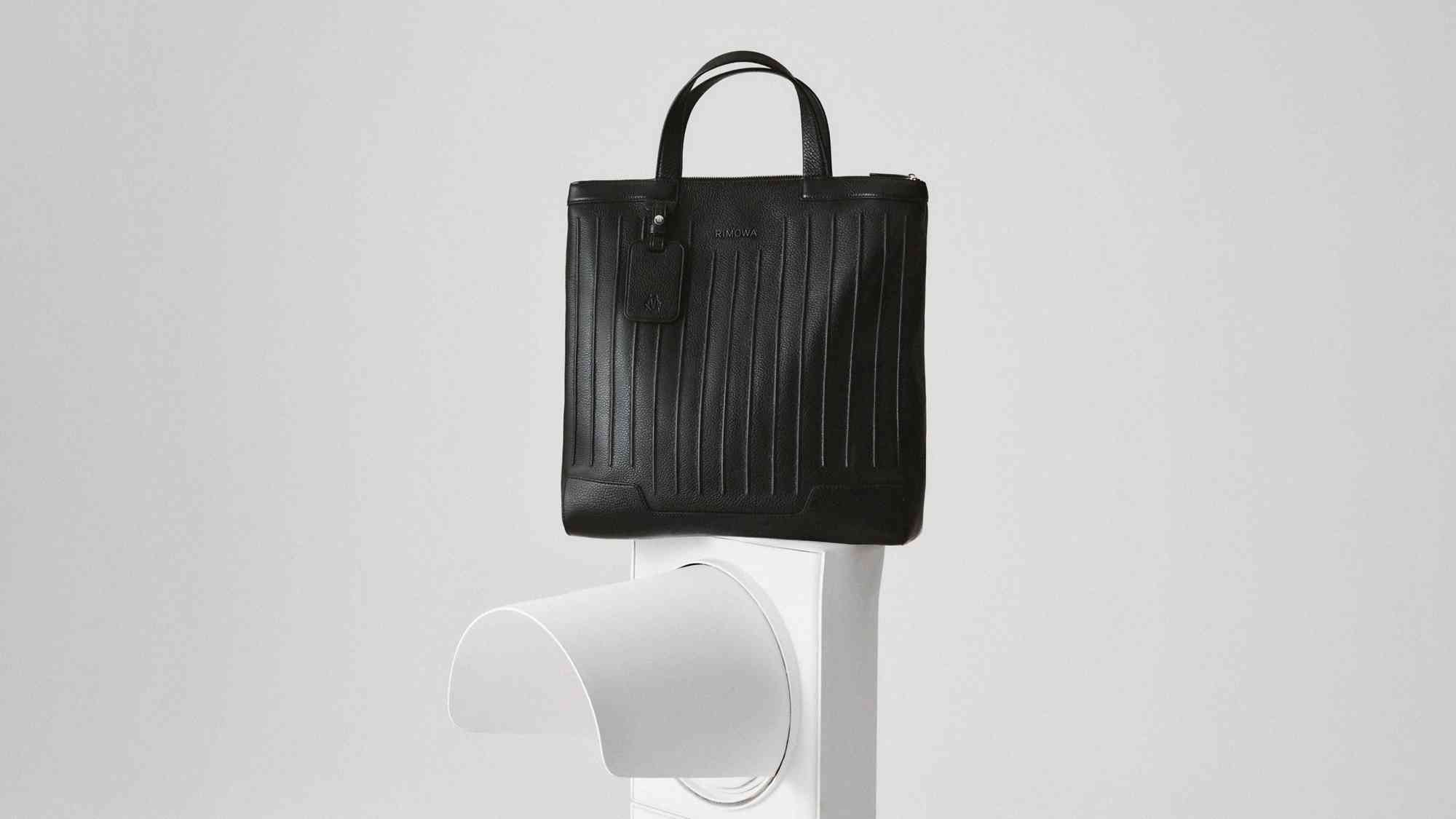 譜寫流動奢華：RIMOWA Never Still 全新皮革袋款登場，紀錄優雅行止的每分每秒