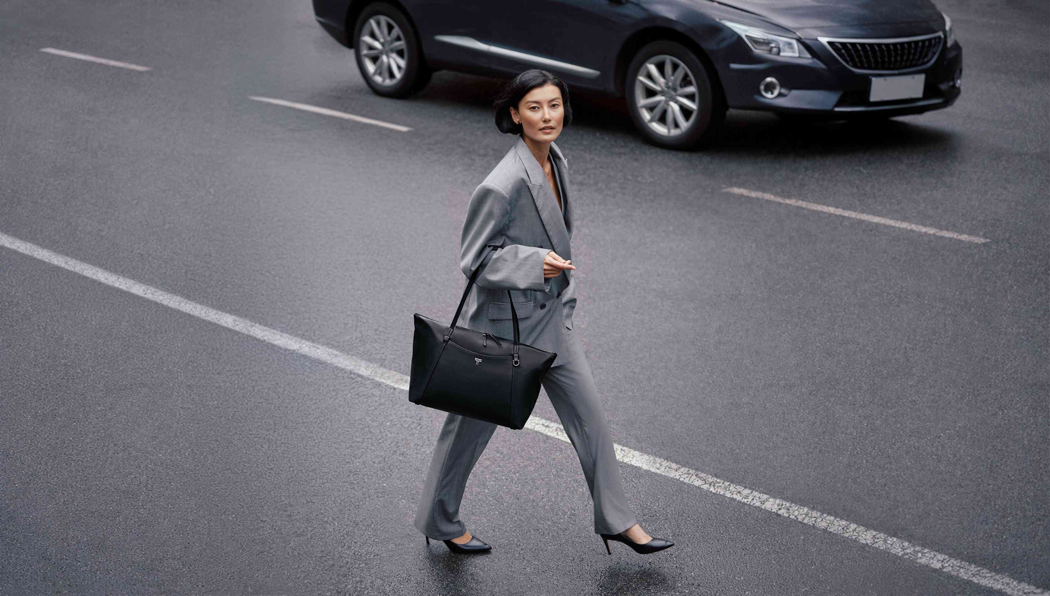 時髦職場女力必備!TUMI FW26 女士手提袋系列:極簡工藝的完美交融 時髦職場女力必備!TUMI FW26 女士手提袋系列:極簡工藝的完美交融