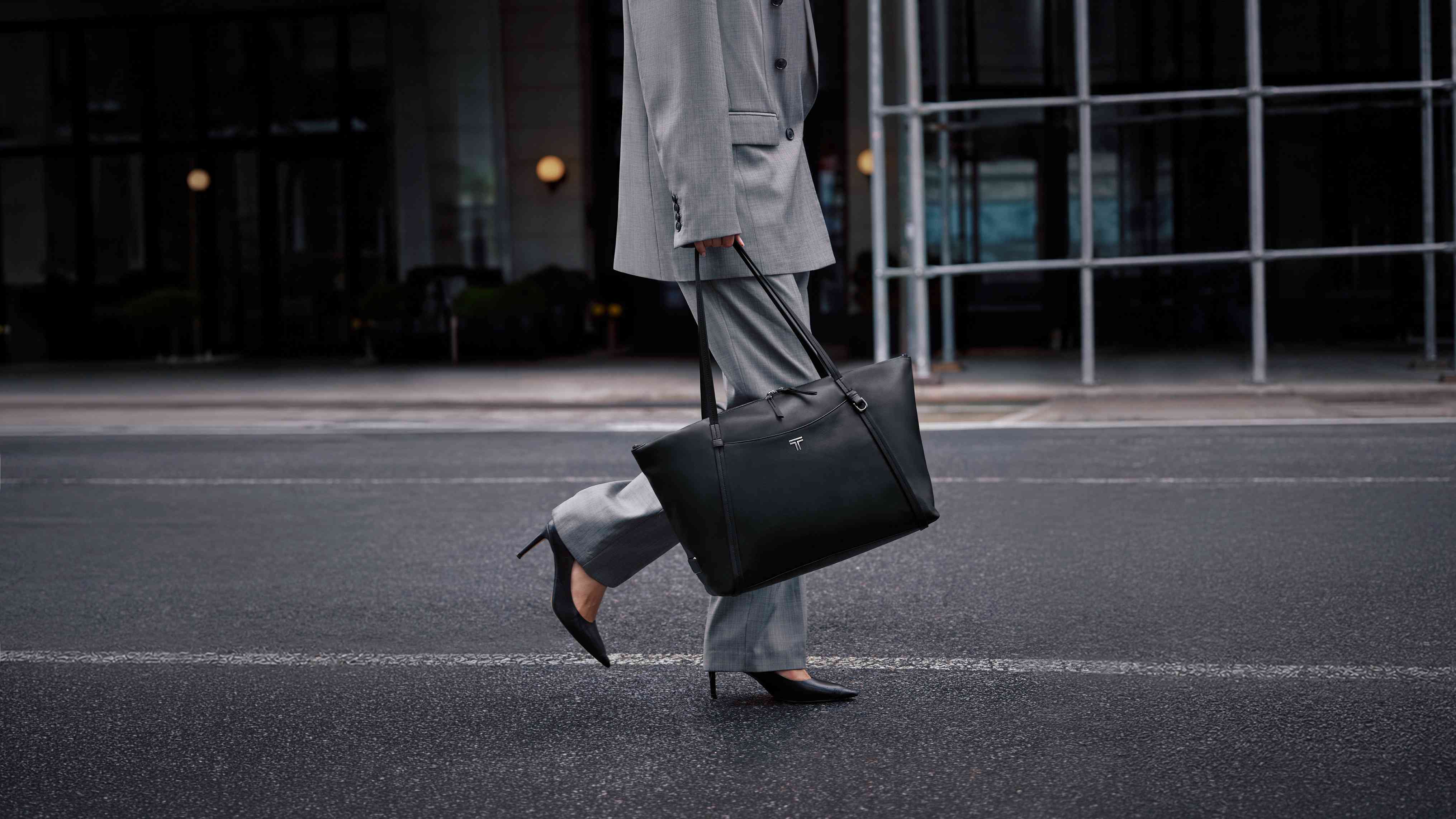 時髦職場女力必備!TUMI FW26 女士手提袋系列:極簡工藝的完美交融 時髦職場女力必備!TUMI FW26 女士手提袋系列:極簡工藝的完美交融