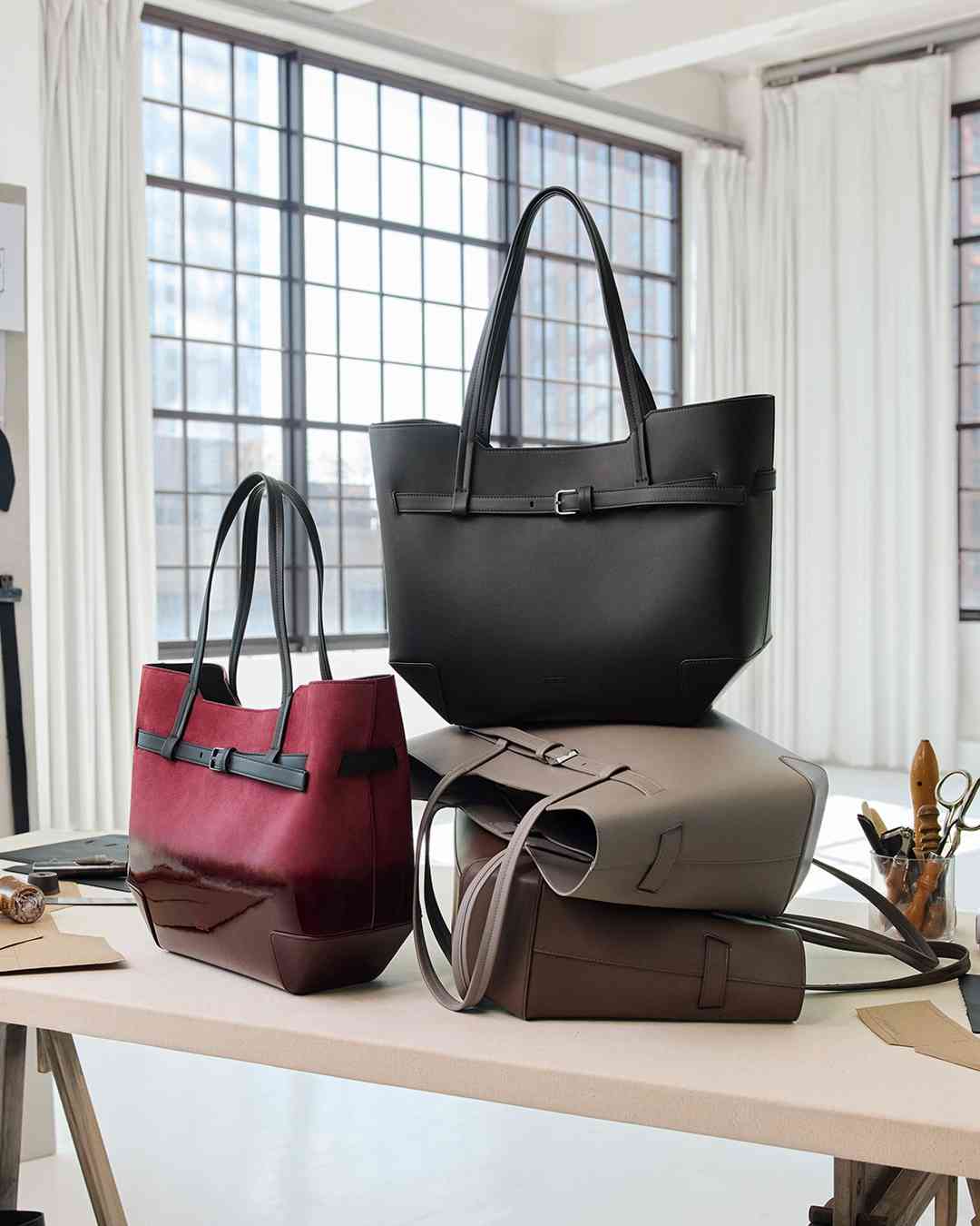 時髦職場女力必備!TUMI FW26 女士手提袋系列:極簡工藝的完美交融 時髦職場女力必備!TUMI FW26 女士手提袋系列:極簡工藝的完美交融