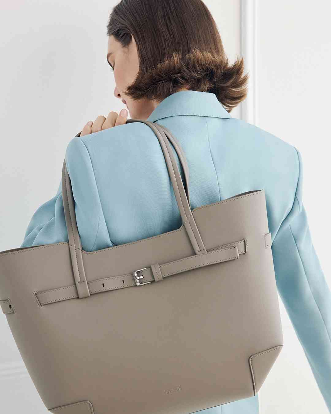 時髦職場女力必備!TUMI FW26 女士手提袋系列:極簡工藝的完美交融 時髦職場女力必備!TUMI FW26 女士手提袋系列:極簡工藝的完美交融