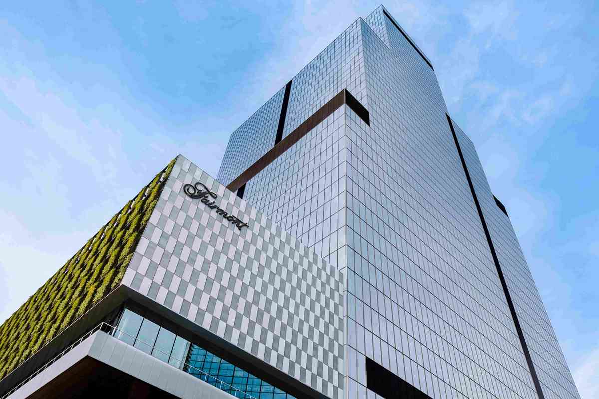 漫遊東京費爾蒙酒店的奢華：精緻日式下午茶、米芝蓮級壽司店、隱蔽黑膠音樂主題酒吧，視覺與味覺的雙重享受！