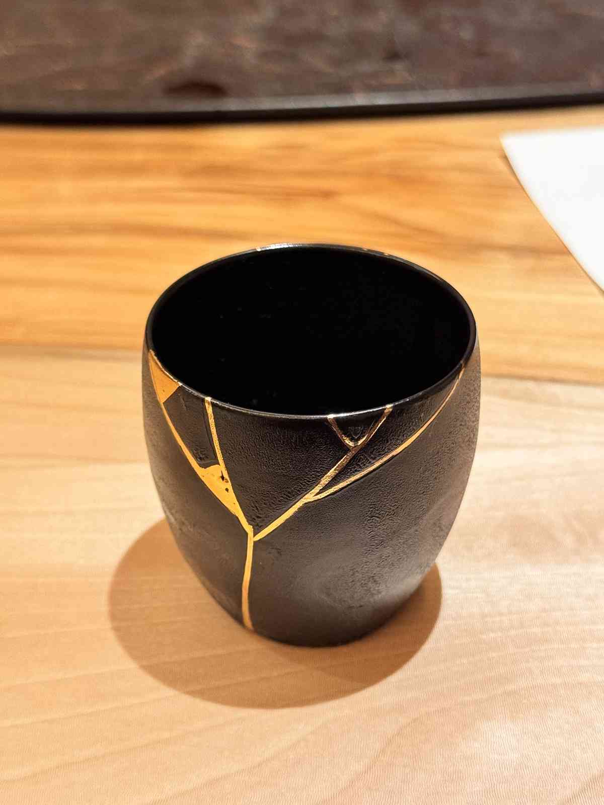 漫遊東京費爾蒙酒店的奢華：精緻日式下午茶、米芝蓮級壽司店、隱蔽黑膠音樂主題酒吧，視覺與味覺的雙重享受！