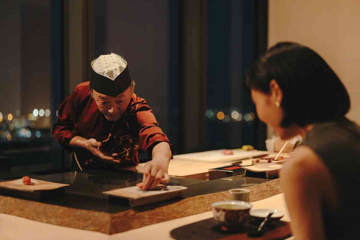 漫遊東京費爾蒙酒店的奢華：精緻日式下午茶、米芝蓮級壽司店、隱蔽黑膠音樂主題酒吧，視覺與味覺的雙重享受！