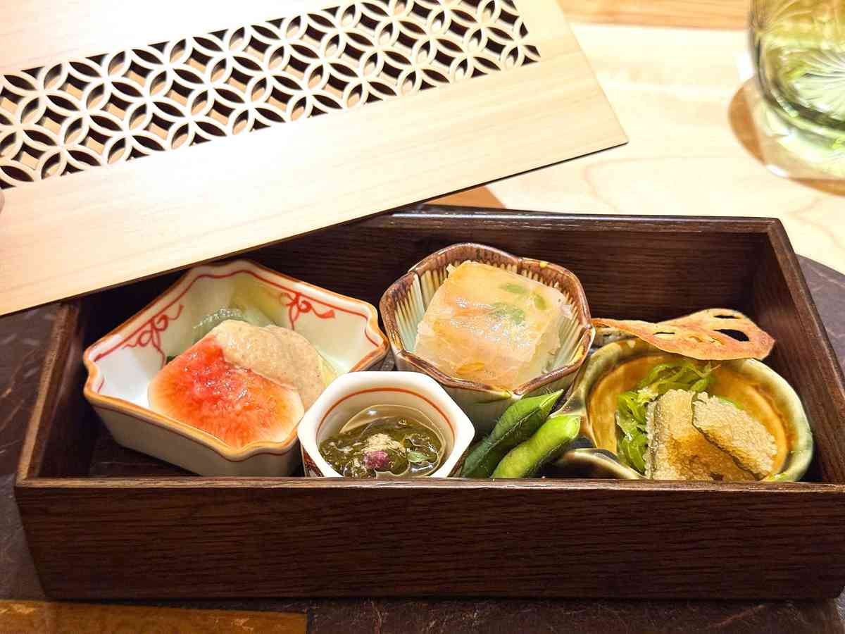 漫遊東京費爾蒙酒店的奢華：精緻日式下午茶、米芝蓮級壽司店、隱蔽黑膠音樂主題酒吧，視覺與味覺的雙重享受！