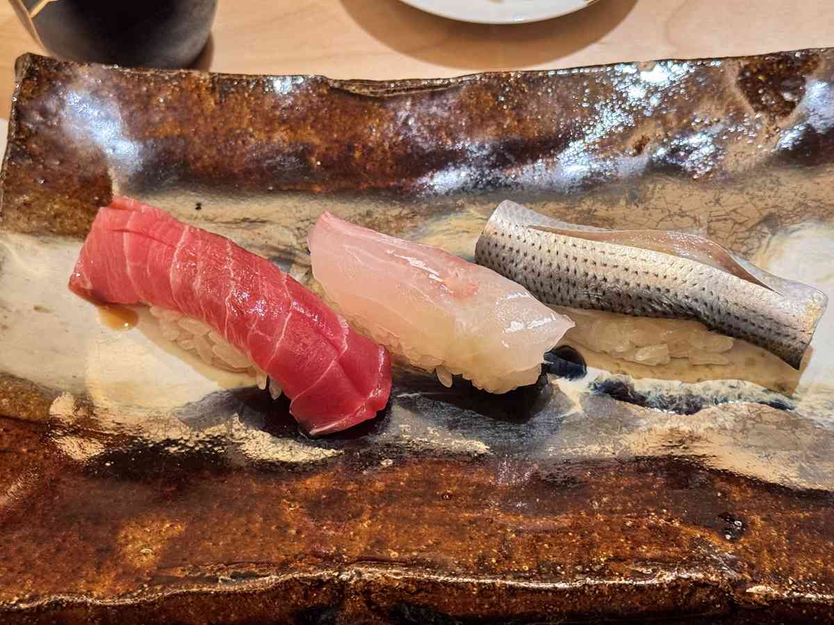 漫遊東京費爾蒙酒店的奢華：精緻日式下午茶、米芝蓮級壽司店、隱蔽黑膠音樂主題酒吧，視覺與味覺的雙重享受！