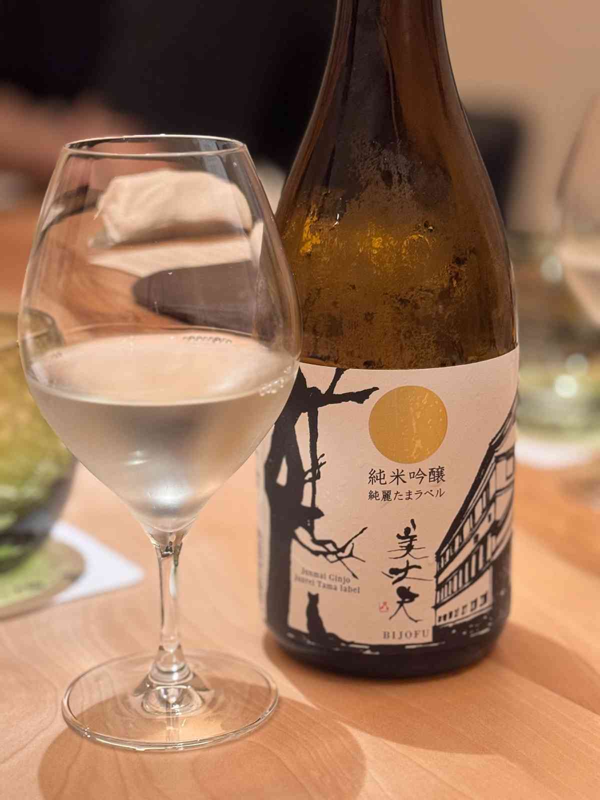漫遊東京費爾蒙酒店的奢華：精緻日式下午茶、米芝蓮級壽司店、隱蔽黑膠音樂主題酒吧，視覺與味覺的雙重享受！