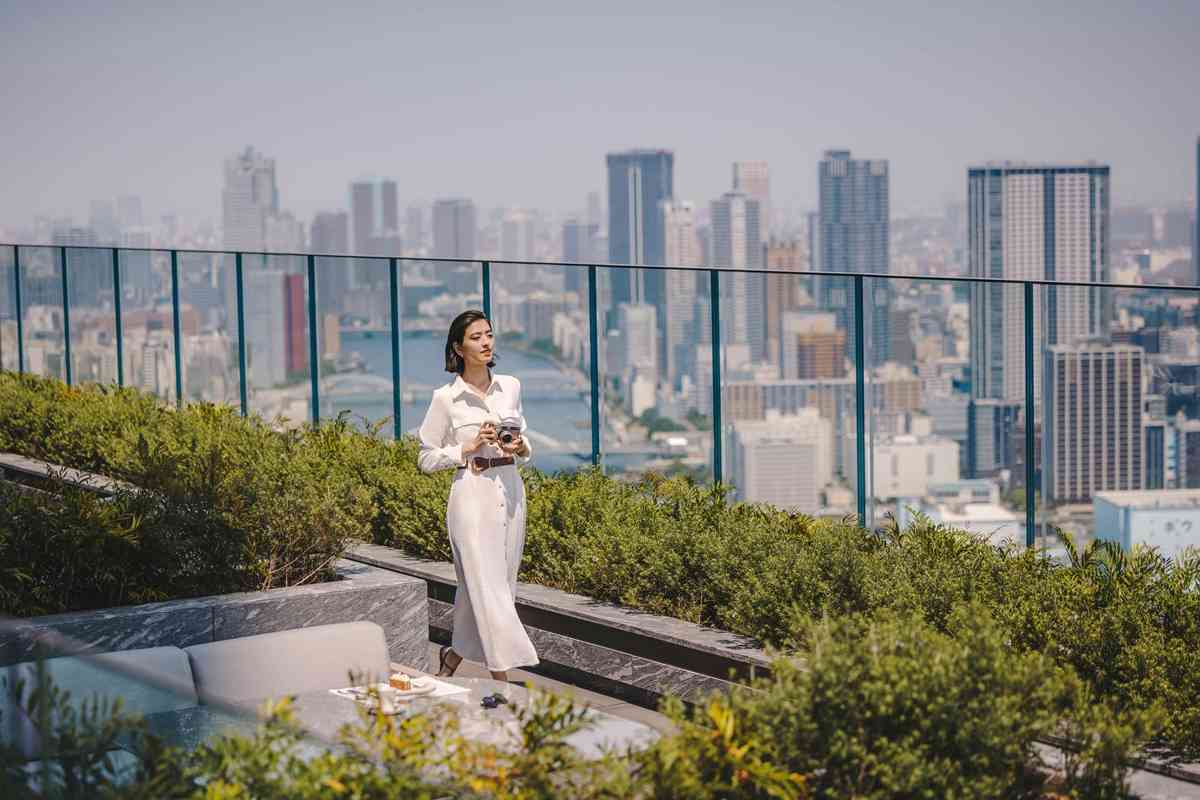 漫遊東京費爾蒙酒店的奢華：精緻日式下午茶、米芝蓮級壽司店、隱蔽黑膠音樂主題酒吧，視覺與味覺的雙重享受！