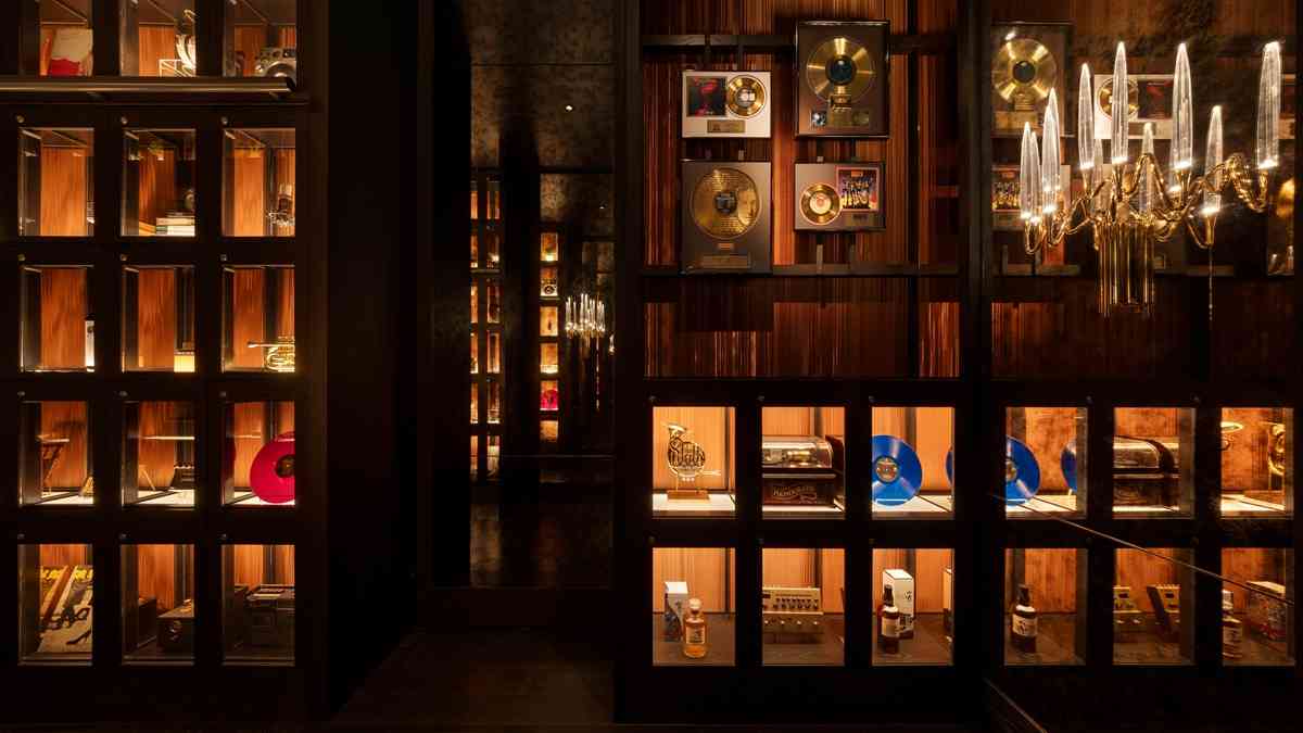 漫遊東京費爾蒙酒店的奢華：精緻日式下午茶、米芝蓮級壽司店、隱蔽黑膠音樂主題酒吧，視覺與味覺的雙重享受！