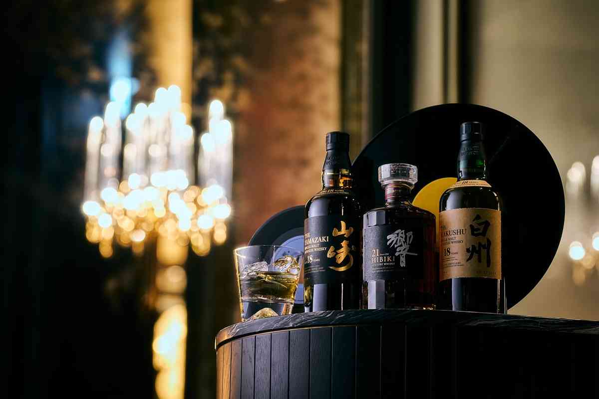 漫遊東京費爾蒙酒店的奢華：精緻日式下午茶、米芝蓮級壽司店、隱蔽黑膠音樂主題酒吧，視覺與味覺的雙重享受！