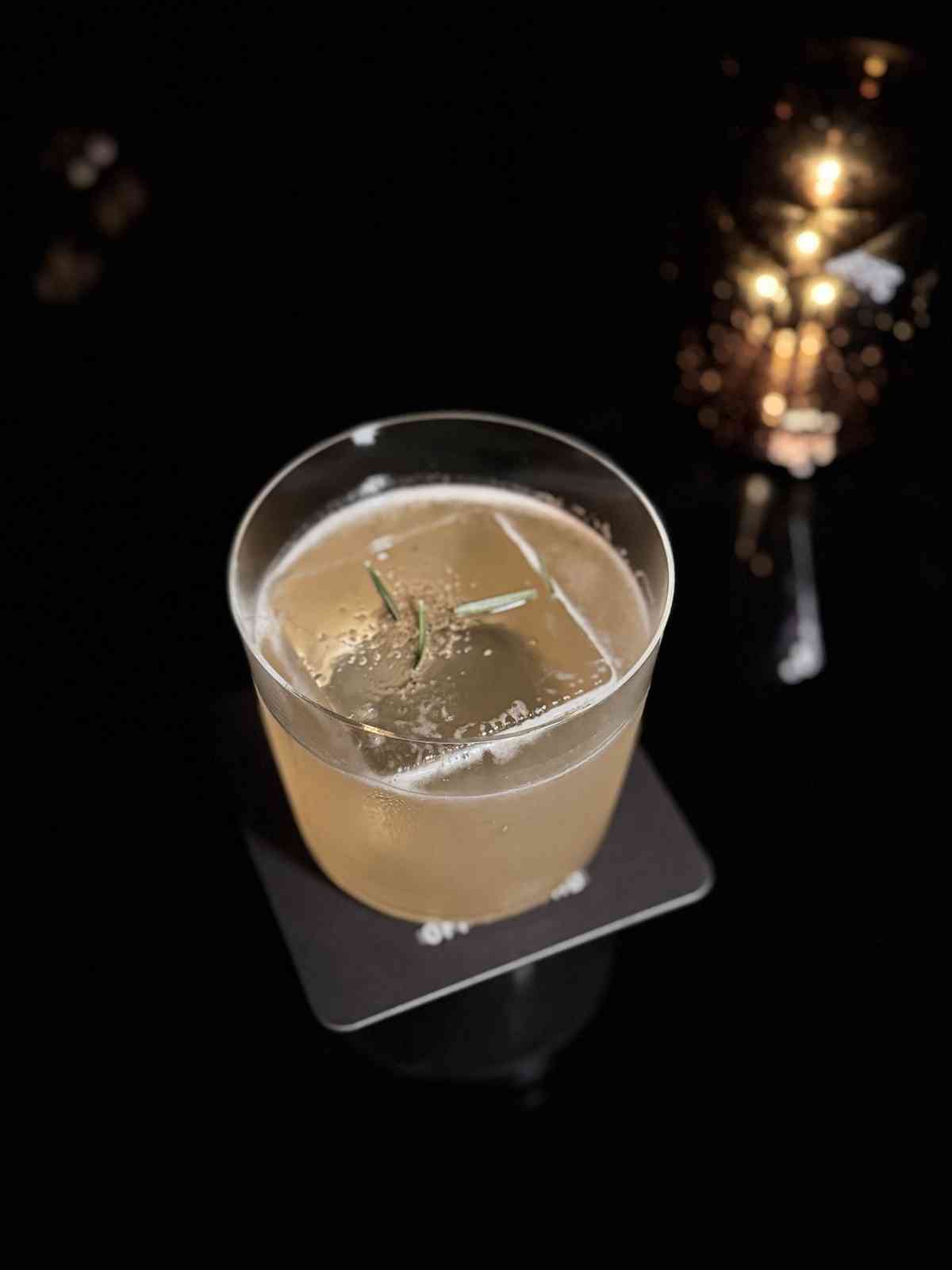 漫遊東京費爾蒙酒店的奢華：精緻日式下午茶、米芝蓮級壽司店、隱蔽黑膠音樂主題酒吧，視覺與味覺的雙重享受！