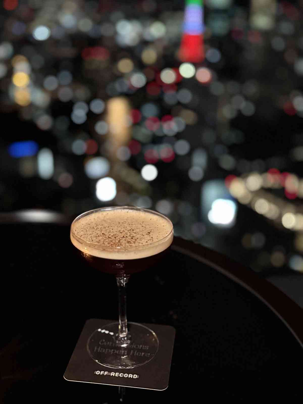 漫遊東京費爾蒙酒店的奢華：精緻日式下午茶、米芝蓮級壽司店、隱蔽黑膠音樂主題酒吧，視覺與味覺的雙重享受！