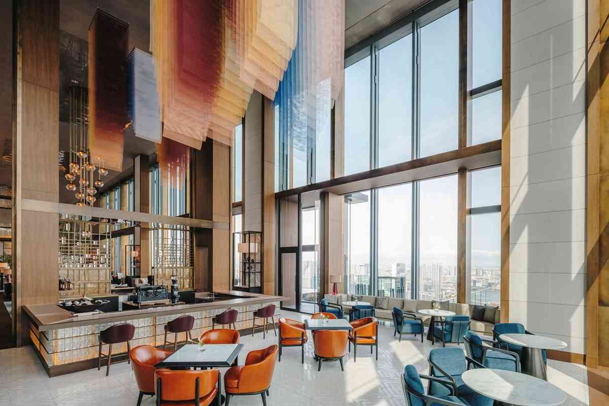 漫遊東京費爾蒙酒店的奢華：精緻日式下午茶、米芝蓮級壽司店、隱蔽黑膠音樂主題酒吧，視覺與味覺的雙重享受！