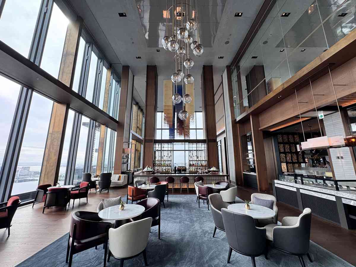 漫遊東京費爾蒙酒店的奢華：精緻日式下午茶、米芝蓮級壽司店、隱蔽黑膠音樂主題酒吧，視覺與味覺的雙重享受！