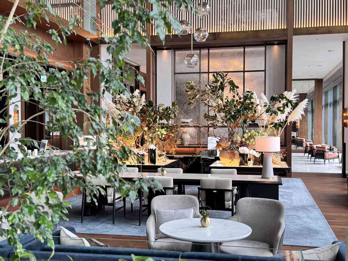 漫遊東京費爾蒙酒店的奢華：精緻日式下午茶、米芝蓮級壽司店、隱蔽黑膠音樂主題酒吧，視覺與味覺的雙重享受！