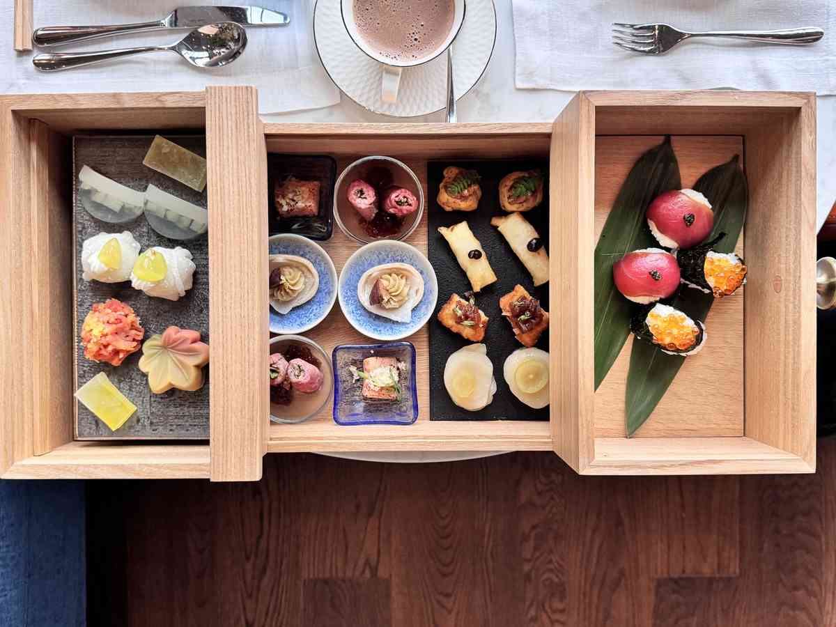 漫遊東京費爾蒙酒店的奢華：精緻日式下午茶、米芝蓮級壽司店、隱蔽黑膠音樂主題酒吧，視覺與味覺的雙重享受！