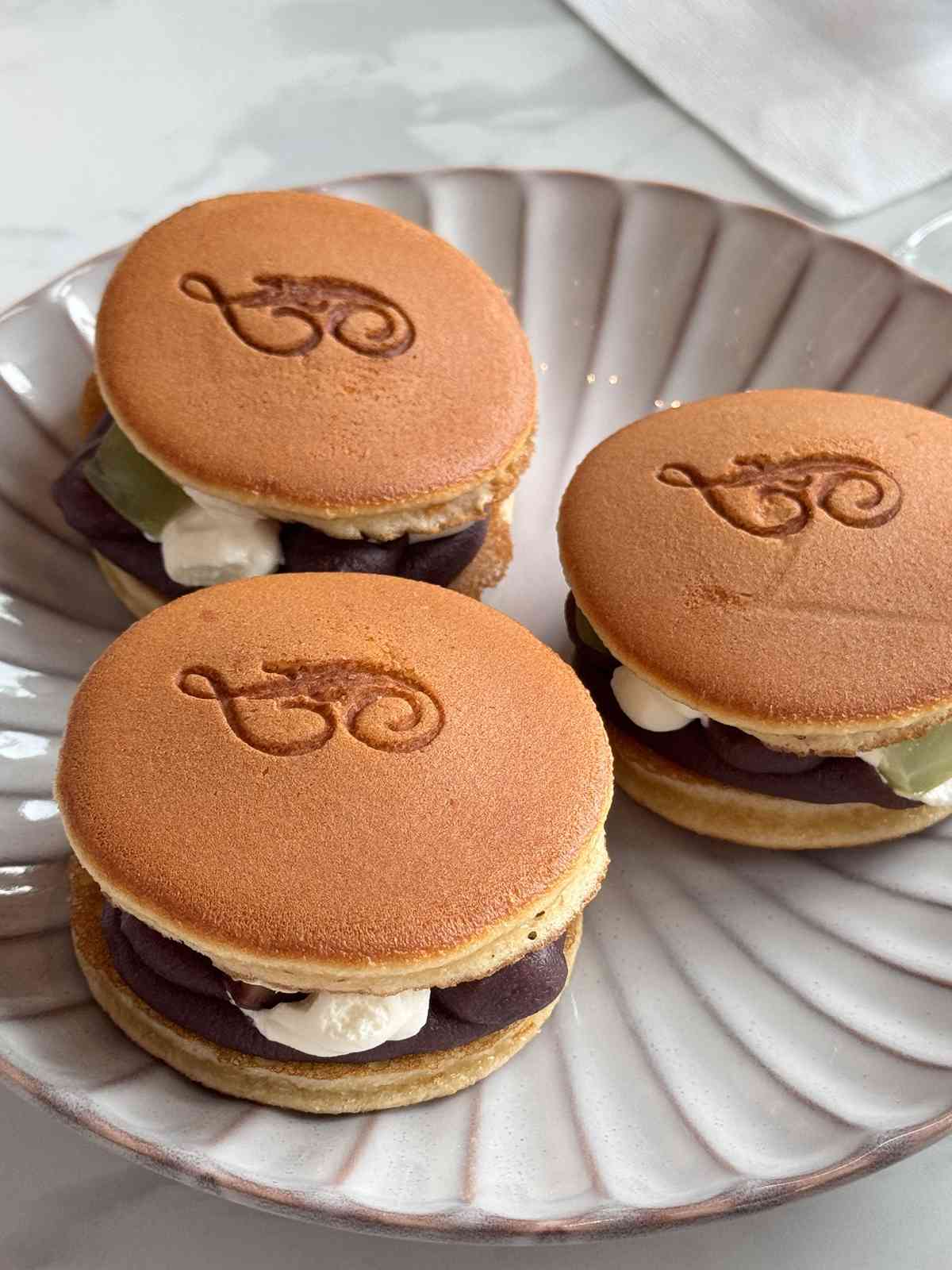 漫遊東京費爾蒙酒店的奢華：精緻日式下午茶、米芝蓮級壽司店、隱蔽黑膠音樂主題酒吧，視覺與味覺的雙重享受！