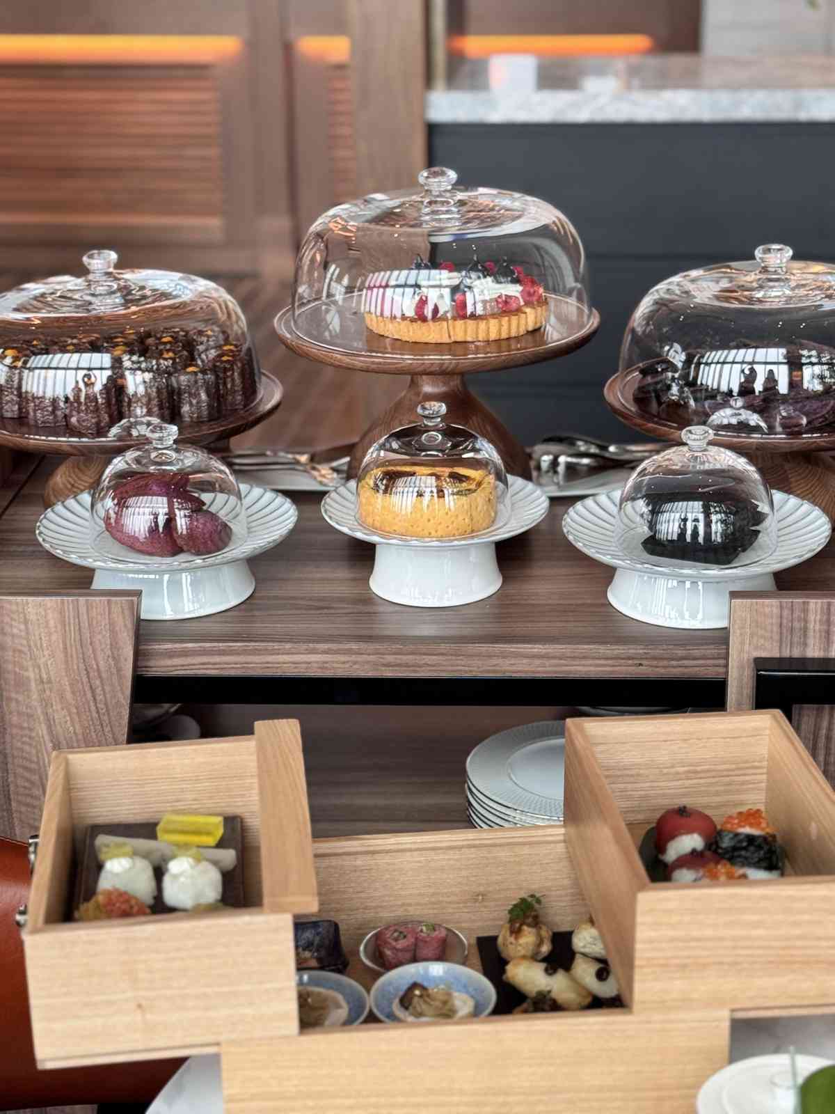 漫遊東京費爾蒙酒店的奢華：精緻日式下午茶、米芝蓮級壽司店、隱蔽黑膠音樂主題酒吧，視覺與味覺的雙重享受！