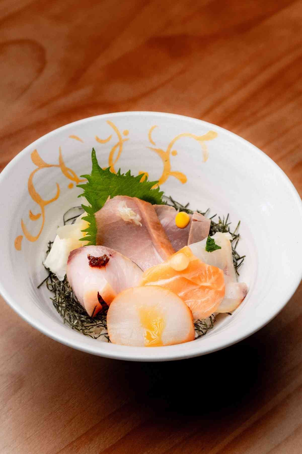 中環人氣精緻刺身丼飯店！首創「江戶前料理手法」x「煙燻熟成」魚料、告別傳統Omakase套餐