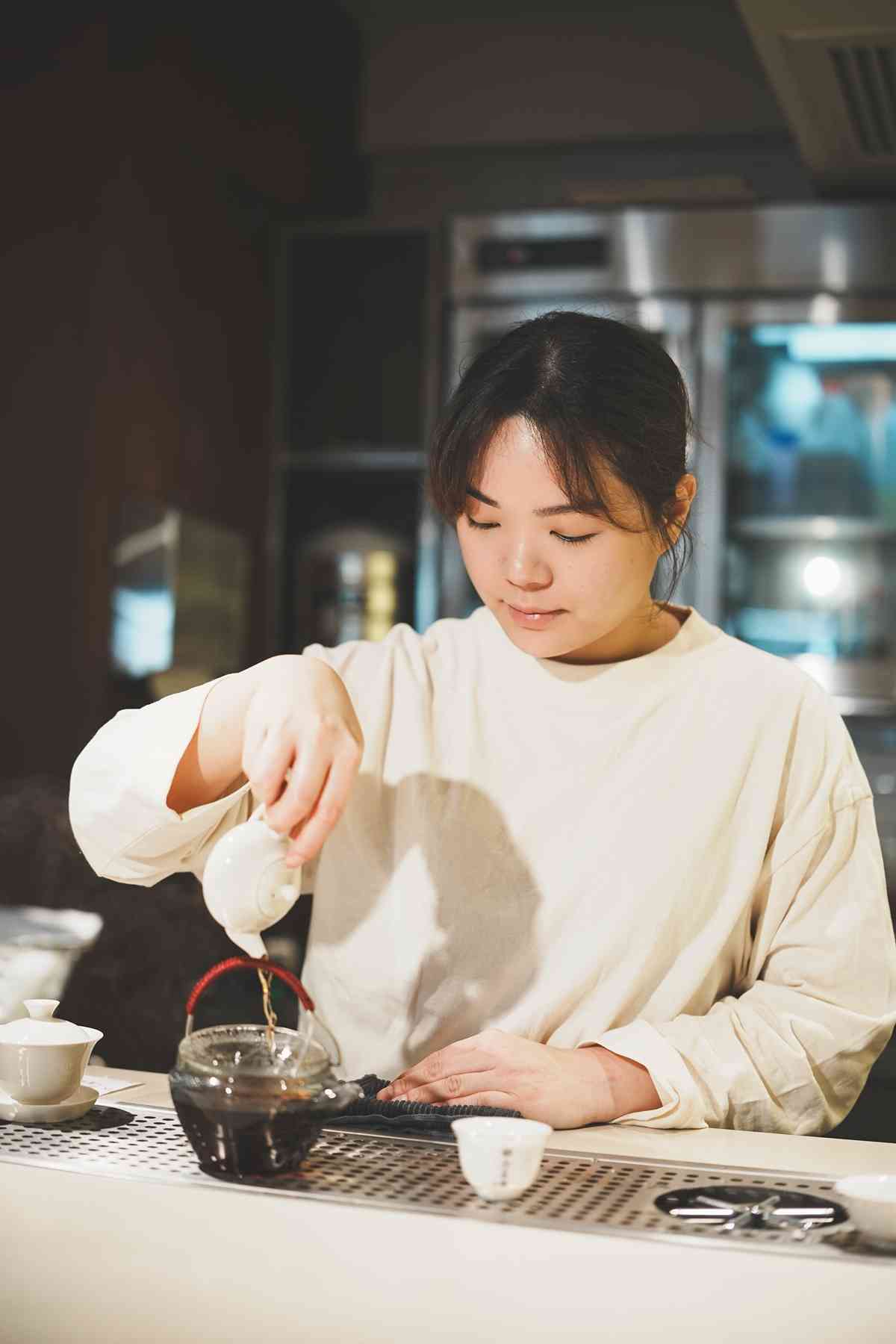 上環全新三層高精品茶概念店：必飲浮‧鴛鴦！以茶入饌必食頭春六堡蔘香雞、正山小種牛小排