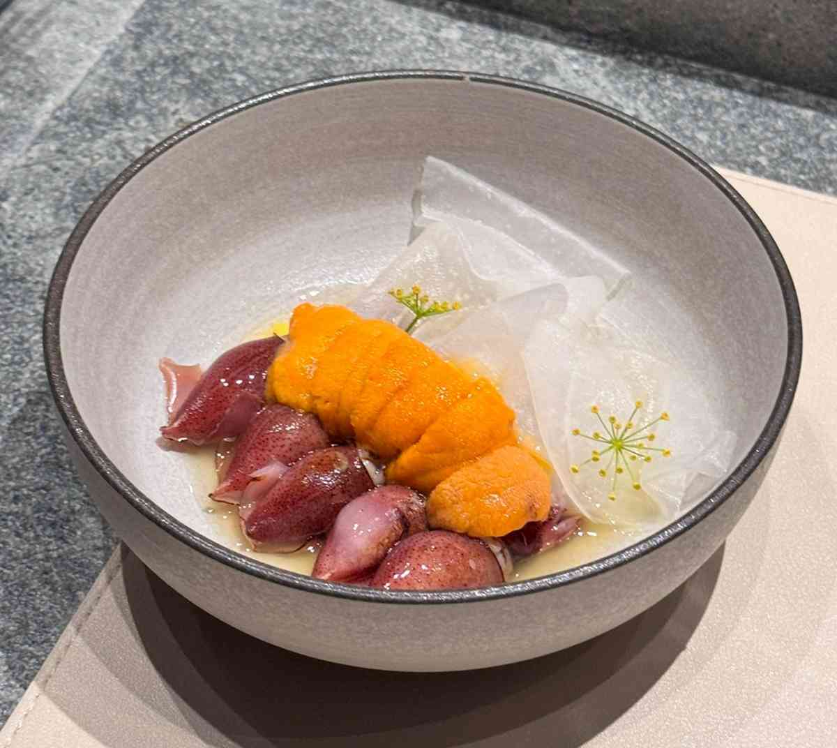 尖沙咀現代中式風味料理：紅鮋酸菜、熟成鴨、花蟹擔擔，以粵菜與世界進行溫暖對話