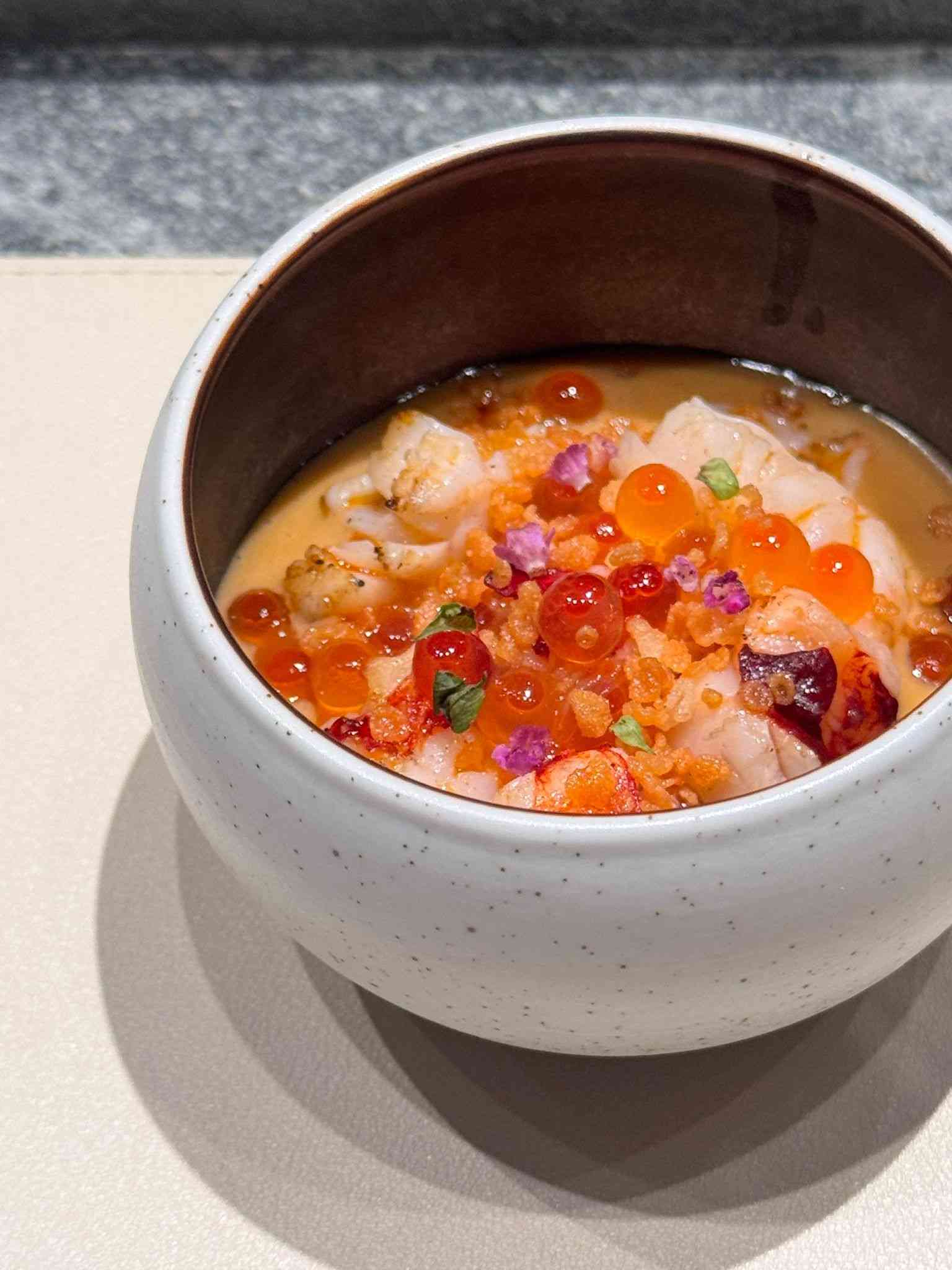 尖沙咀現代中式風味料理：紅鮋酸菜、熟成鴨、花蟹擔擔，以粵菜與世界進行溫暖對話