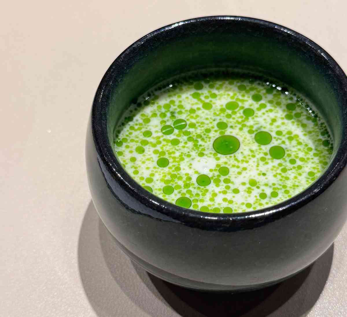 尖沙咀現代中式風味料理：紅鮋酸菜、熟成鴨、花蟹擔擔，以粵菜與世界進行溫暖對話