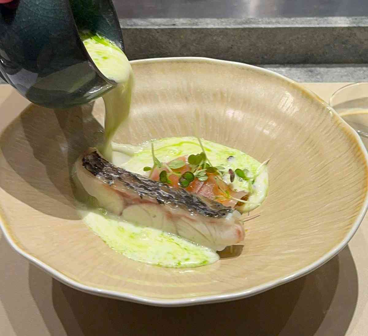 尖沙咀現代中式風味料理：紅鮋酸菜、熟成鴨、花蟹擔擔，以粵菜與世界進行溫暖對話