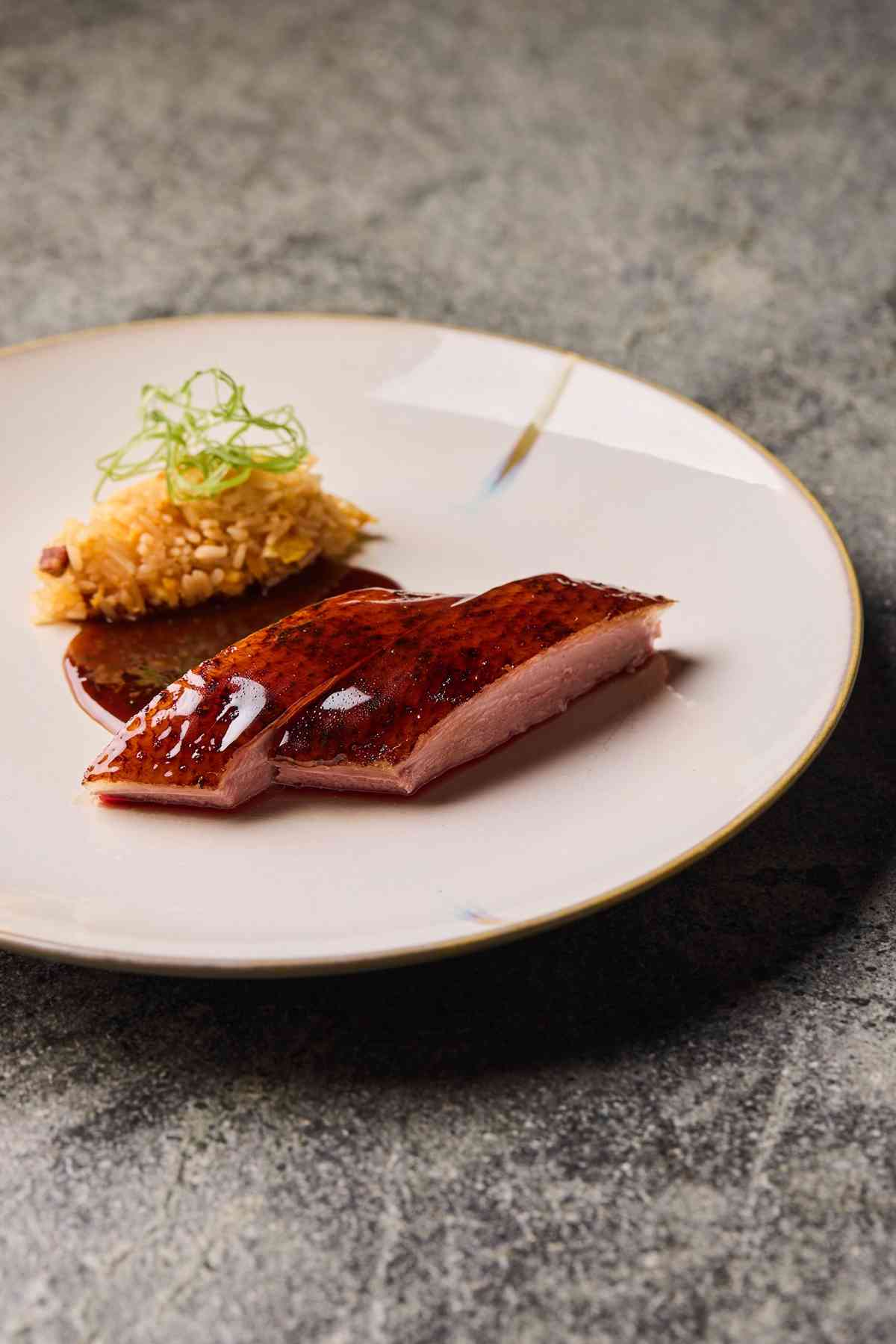 尖沙咀現代中式風味料理：紅鮋酸菜、熟成鴨、花蟹擔擔，以粵菜與世界進行溫暖對話