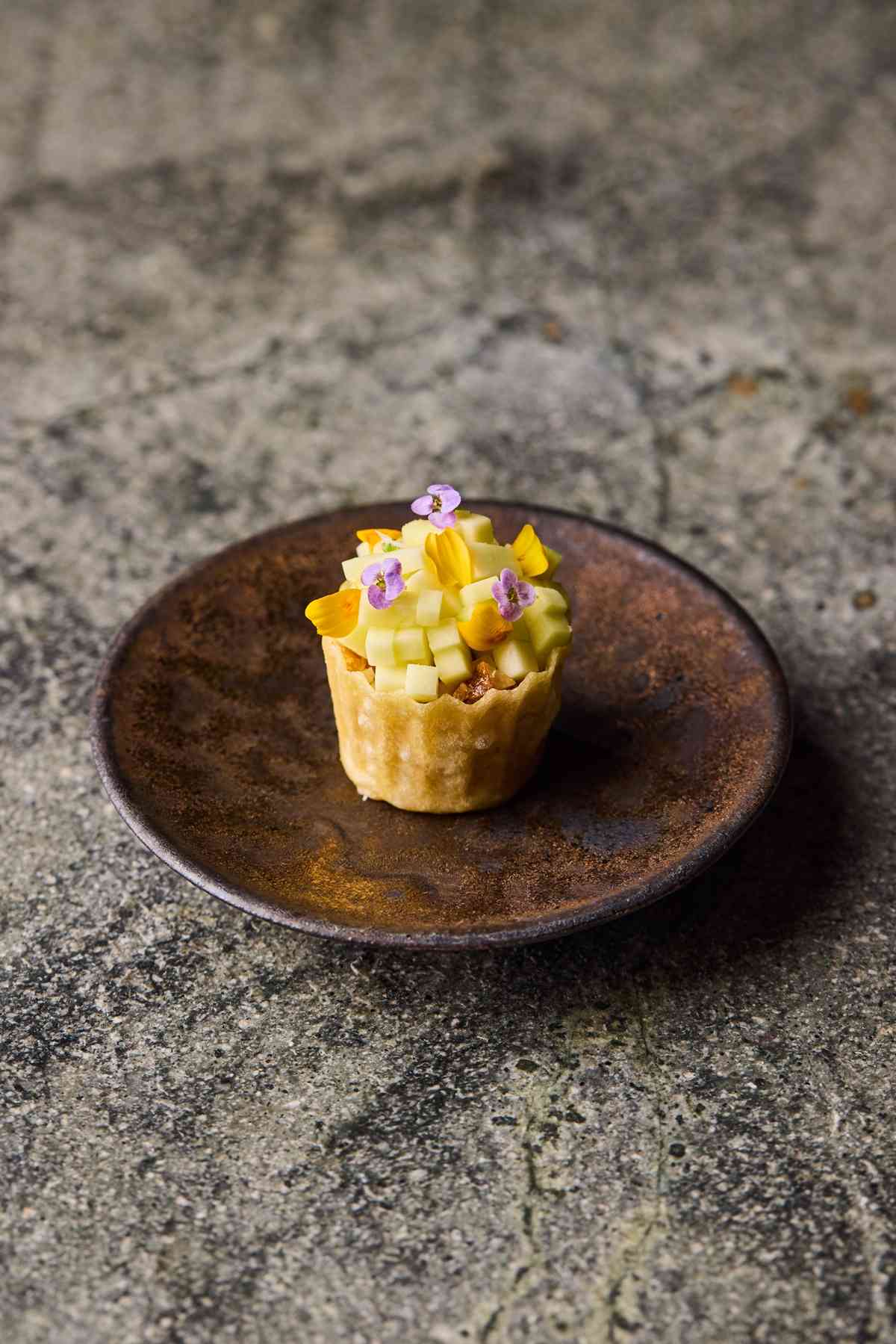 尖沙咀現代中式風味料理：紅鮋酸菜、熟成鴨、花蟹擔擔，以粵菜與世界進行溫暖對話
