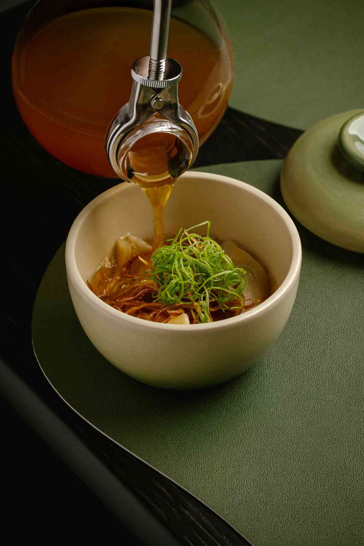 中環全新越南菜餐廳融合中式烹調！金華火腿花膠雞肉粉、一鴨三吃、稻草煙燻滷水乳鴿，充滿華僑記憶靈魂