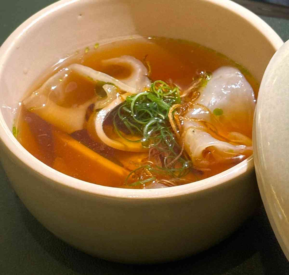 中環全新越南菜餐廳融合中式烹調！金華火腿花膠雞肉粉、一鴨三吃、稻草煙燻滷水乳鴿，充滿華僑記憶靈魂