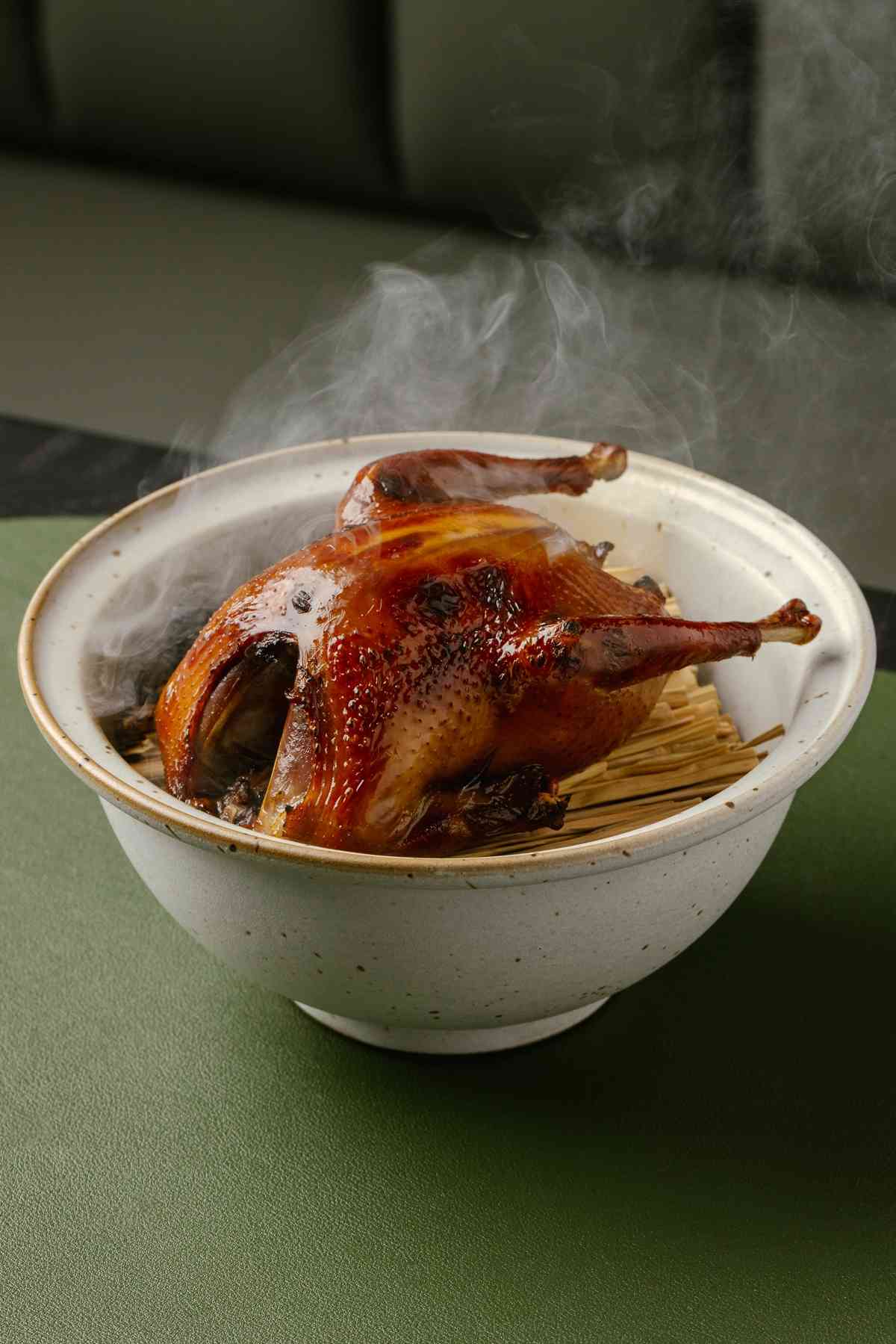中環全新越南菜餐廳融合中式烹調！金華火腿花膠雞肉粉、一鴨三吃、稻草煙燻滷水乳鴿，充滿華僑記憶靈魂