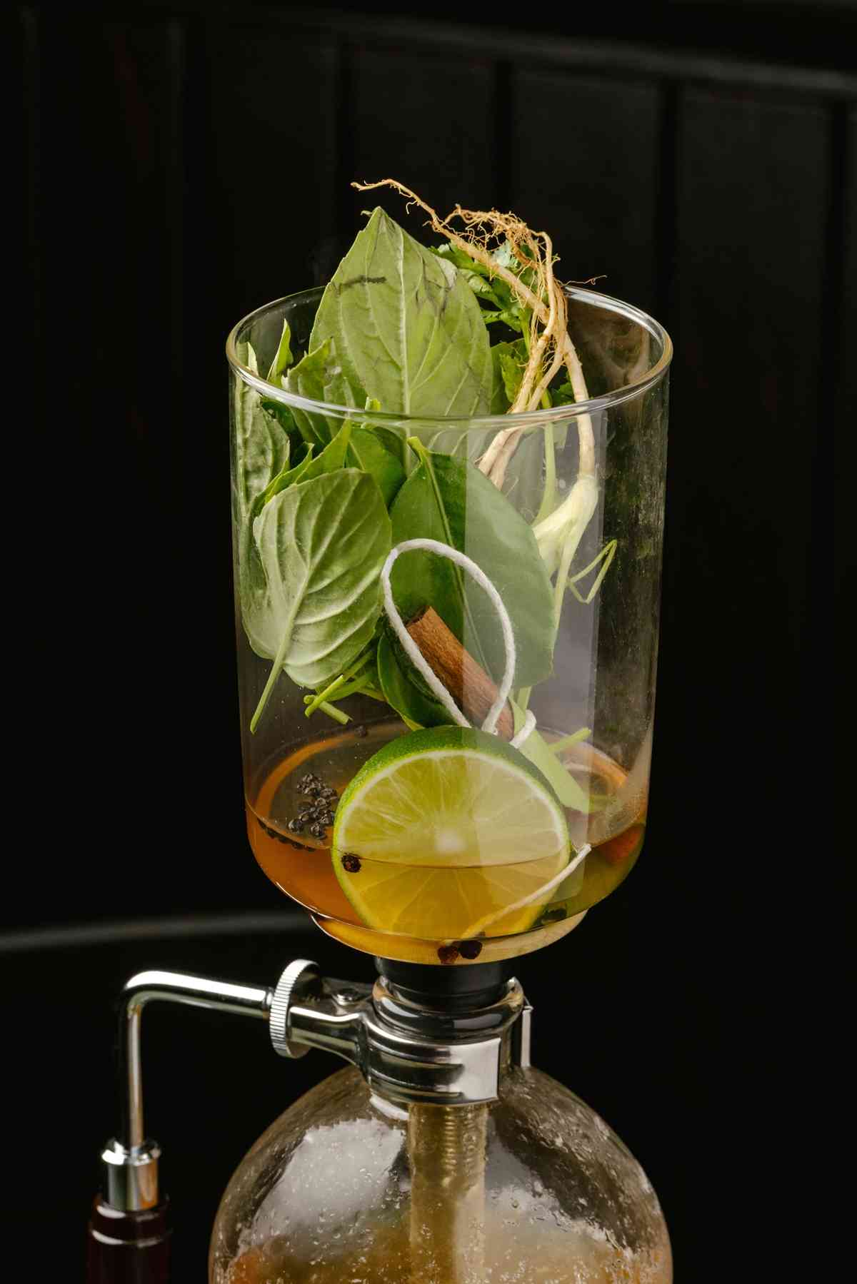 中環全新越南菜餐廳融合中式烹調！金華火腿花膠雞肉粉、一鴨三吃、稻草煙燻滷水乳鴿，充滿華僑記憶靈魂