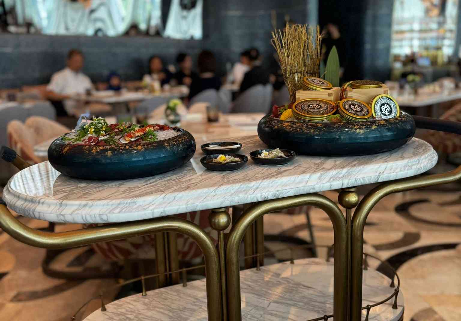 中環Akira Back夢幻玻璃幕牆內的早午餐：AB Tuna Mini Taco、AB Wagyu Tartare，韓日融合藝術饗宴