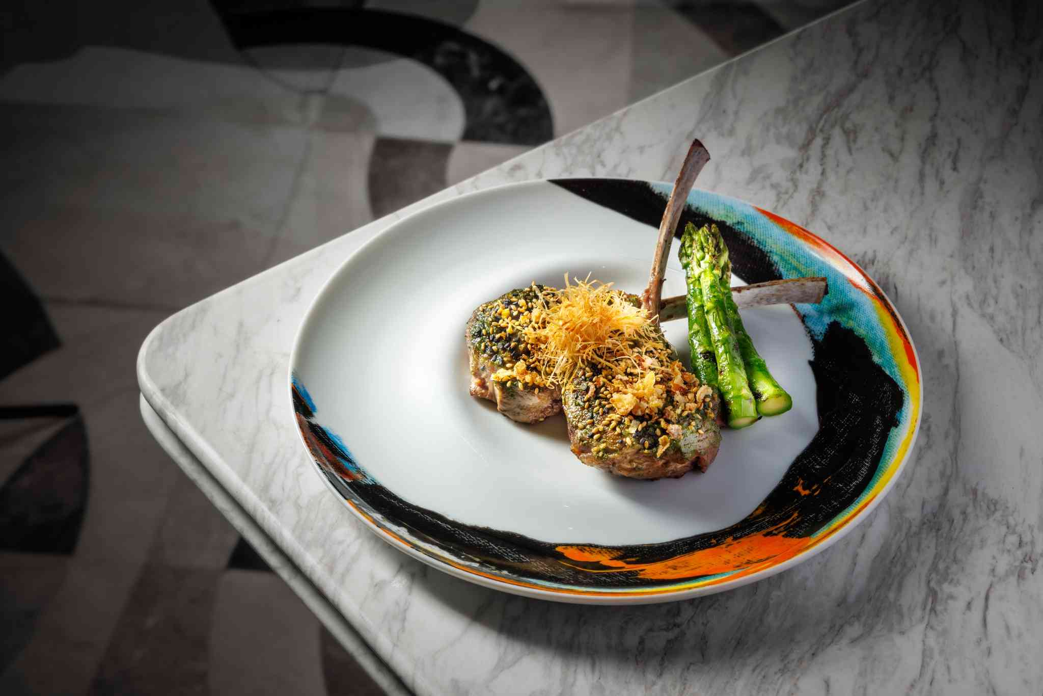 中環Akira Back夢幻玻璃幕牆內的早午餐：AB Tuna Mini Taco、AB Wagyu Tartare，韓日融合藝術饗宴