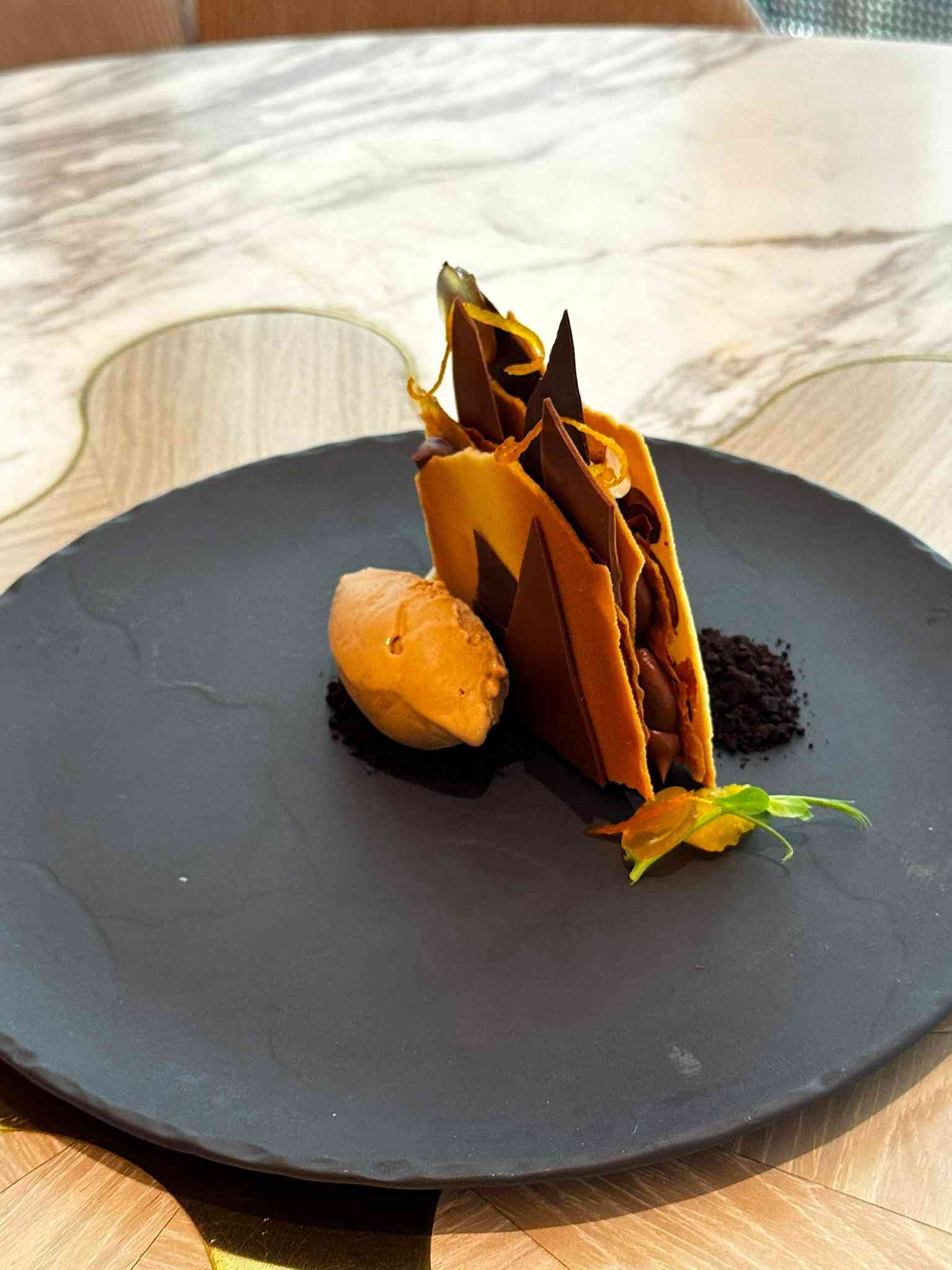 中環Akira Back夢幻玻璃幕牆內的早午餐：AB Tuna Mini Taco、AB Wagyu Tartare，韓日融合藝術饗宴